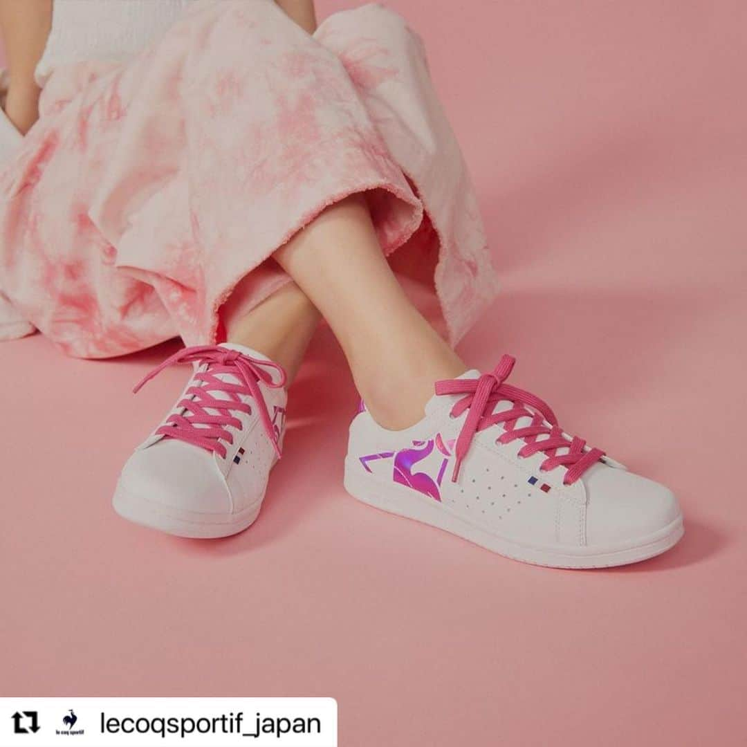 ルコックスポルティフのインスタグラム：「本アカウントは2022年8月1日にルコックスポルティフジャパン（@lecoqsportif_japan ）と統合いたしました。 今後のスニーカー情報はルコックスポルティフジャパン（@lecoqsportif_japan ）よりお届けいたしますので、こちらのアカウントをフォローお願いいたします。  #Repost @lecoqsportif_japan  ・・・ ビッグロゴデザインが特徴のLA ローランSL BLから新シーズンのデザインが登場 定番品として愛されてきた「LA ローラン」をベースに、従来の軽量性とクッション性はそのまま、ビッグロゴを大胆に落とし込んだアイテムです。  LA ROLAND SL BL ￥7,700 (taxin)  #ルコックスポルティフ #lecoqsportif #ルコック #lecoq #ルコックスニーカー #LAローランSLBL #LAROLANDSLBL #LCS #スニーカーコーデ #スニーカーコーディネート #スニーカーファッション #スニーカー女子 #白スニーカー #白スニーカー好き #白スニーカーコーデ #ホワイトスニーカー #おしゃれスニーカー #大人スニーカー #定番スニーカー #池田エライザ #ikedaelaiza #elaizaikeda #elaiza #elaiza_ikd」