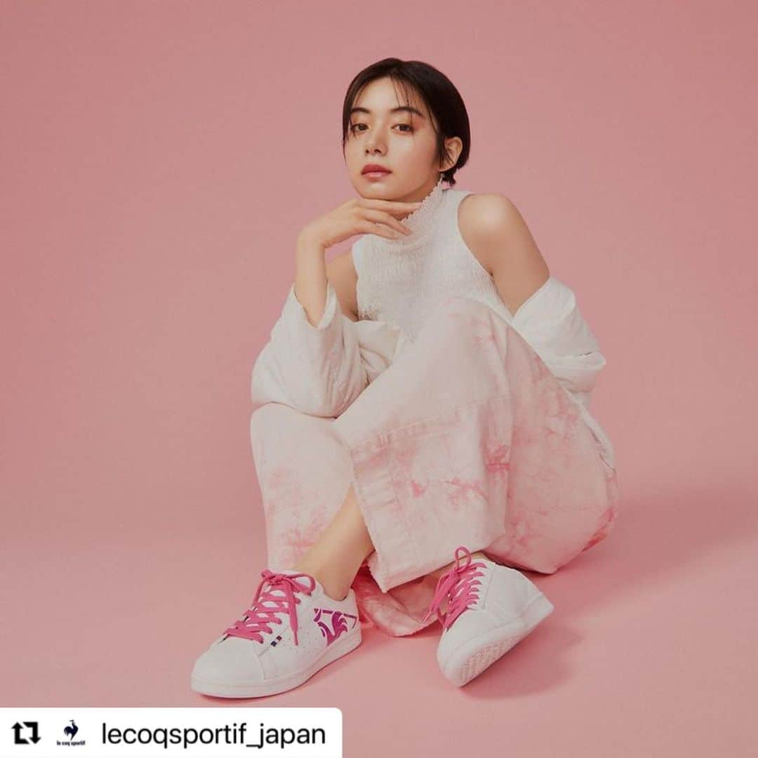 ルコックスポルティフのインスタグラム：「本アカウントは2022年8月1日にルコックスポルティフジャパン（@lecoqsportif_japan ）と統合いたしました。 今後のスニーカー情報はルコックスポルティフジャパン（@lecoqsportif_japan ）よりお届けいたしますので、こちらのアカウントをフォローお願いいたします。  #Repost @lecoqsportif_japan  ・・・ ビッグロゴデザインが特徴のLA ローランSL BLから新シーズンのデザインが登場 池田エライザさんELAIZAさん着用カラーにも注目。  LA ROLAND SL BL ￥7,700 (taxin)  #ルコックスポルティフ #lecoqsportif #ルコック #lecoq #ルコックスニーカー #LAローランSLBL #LAROLANDSLBL #LCS #スニーカーコーデ #スニーカーコーディネート #スニーカーファッション #スニーカー女子 #白スニーカー #白スニーカー好き #白スニーカーコーデ #ホワイトスニーカー #おしゃれスニーカー #大人スニーカー #定番スニーカー #池田エライザ #ikedaelaiza #elaizaikeda #elaiza #elaiza_ikd」