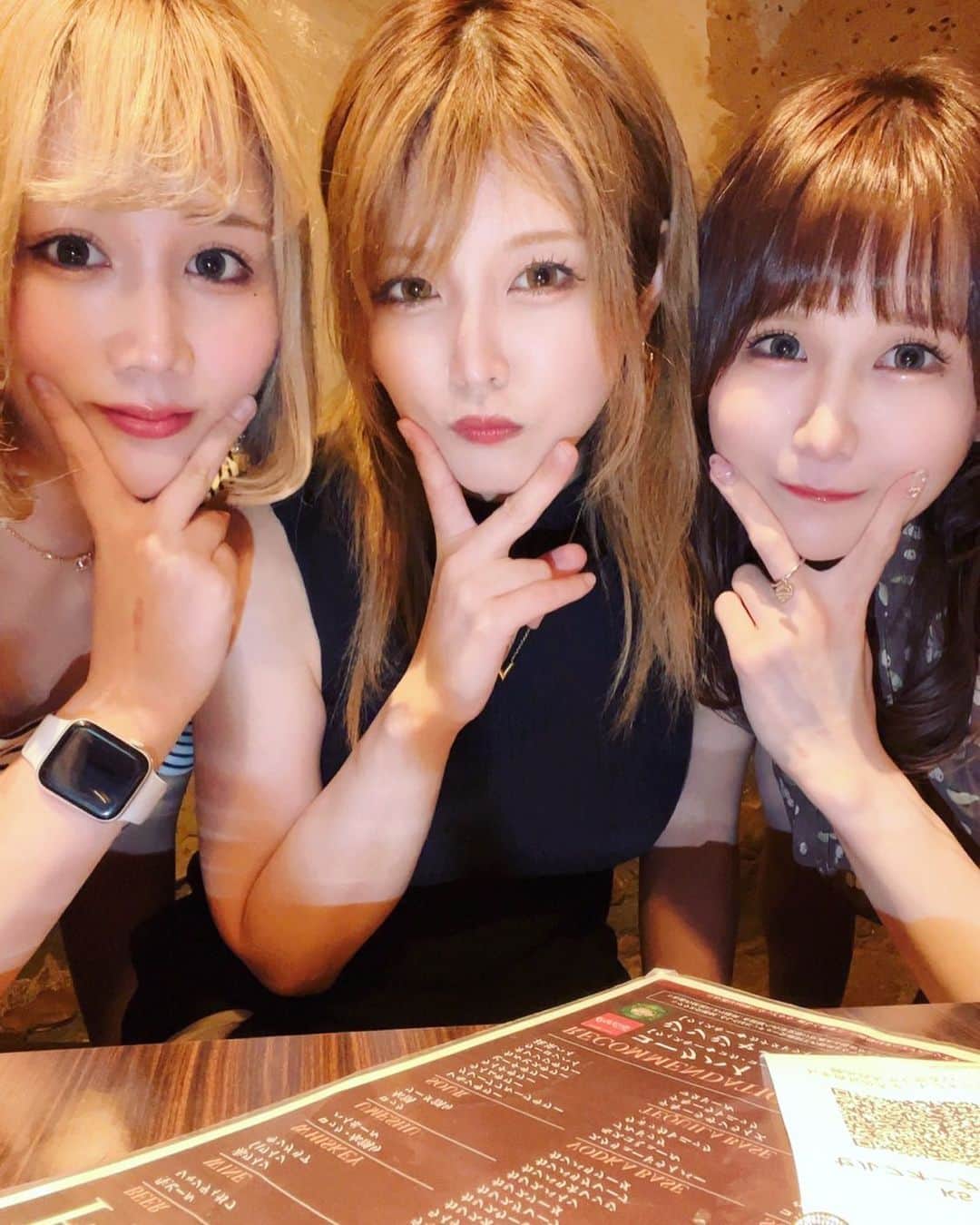 新村あかりのインスタグラム：「ラブな3人♡ 私のお誕生日祝いしてくれて 人生で初めて泣いちゃった😭💓 年下なのに2人ともしっかりしてるし 大好きなんだよ〜🥺✨ これからも仲良しでいてね♡ @kagurin_attractive  @onokomari   #神楽りん #小野こまり #新村あかり #ハピバ俺」