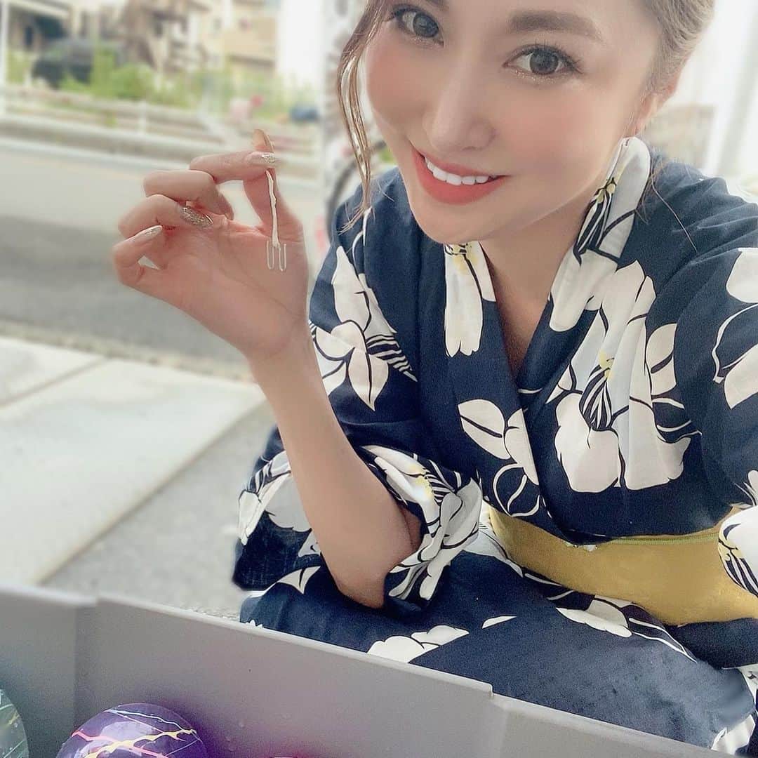 北川珠望さんのインスタグラム写真 - (北川珠望Instagram)「✯ ✯ ✯ 和バルShinyaShokudoで @shinyashokudo9110  夏祭り風営業🍧🎐👘  浴衣着れたの何年振りだろう？ 浴衣着ただけで一気に祭りの雰囲気出るよね❤️  ヨーヨー作りの内職からスタートしたんだけど、何回も失敗して 水を顔やお店の壁にぶち負けて 心折れそうになった🥹💦  だけど自分含めて皆楽しんでくれたから良かった🥺❤️  来週は @azito_golf で夏祭り⛳️💖 今回とは違う浴衣着て行くよ‼️  アンバサダーもほぼ全員集合🤩  ゴルフ用品のフリマとかアンバサダーとゴルフ対決とか色々あるから 皆是非遊びに来てね🌻  #妙典 #妙典居酒屋 #妙典グルメ #妙典スイーツ #行徳 #行徳居酒屋 #行徳グルメ #行徳スイーツ #市川市 #市川市グルメ #市川市居酒屋  #東西線 #東西線沿居酒屋 #居酒屋 #和バルShinyaShokudo #深夜は営業してません  #ふわふわかき氷 #かき氷 #🍧 #生シロップ #テイクアウト  #1年中かき氷が食べれるお店  #ゴルフ好きが集まる店 #ゴルフ好きと繋がりたい #千葉ゴルフ #ゴルフ女子 #妙典まつり#浴衣#ヨーヨーすくい #フォロー大歓迎  ✯ ✯ ✯」8月1日 17時51分 - tamami1224