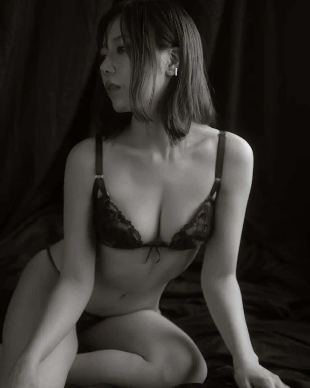 山内もえのインスタグラム：「·⁡ ⁡⁡·⁡⁡⁡⁡ Black is not sad. Black is poetic. ⁡· ⁡⁡photo @kenshupix ⁡·⁡ ⁡·⁡ ⁡#photography #monochrome #monochromephotography #portraitphotography #portrait #被写体 #被写体モデル #フリーモデル #lingeriesexy #ランジェリー撮影 #グラビアモデル #グラビア撮影 #sexyphotography #筋トレ女子 #トレーニー女子 #撮影 #camera #photo_jpn #photomodel #japanesegirl #followｍe」