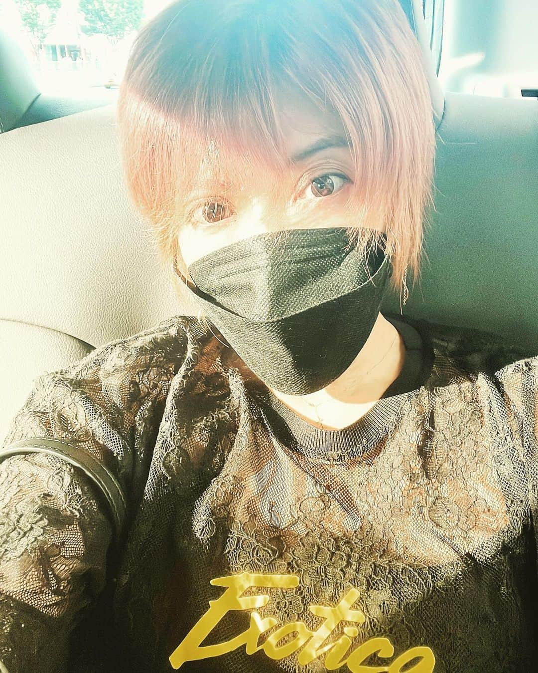 YU-KIさんのインスタグラム写真 - (YU-KIInstagram)「週末本番の全体リハの帰り。 私達はエアコン切ってリハをするんだけど、頭から汗が吹き出してました。w 髪がボサボサ。 15時からのLiveなので、暑さといい、ブレスがいつもどおり出来るかとか、本番にならないと分からないので、覚悟を決めるしかないね。 オーディエンスのみんなを楽しませます！ #trf #trfyuuki #リハーサルスタジオ」8月1日 18時23分 - yuuki.trf.1912