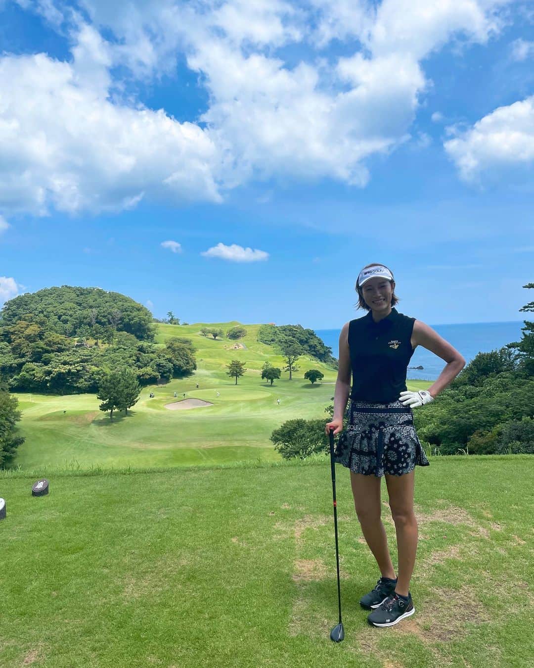 のインスタグラム：「・ フジサンケイレディスクラシックが行われる 川奈ホテルゴルフコースでプレーして来ました🏌️‍♀️  難しいし、今日死ぬほど暑かったし スコアよりも絶景を楽しみながらのプレー！！！笑 本当に綺麗なゴルフ場でした🥰  写真は5番ホール181yardのショートホール⛳️ 左バンカー奥のマウンドにキックして めっちゃラッキーナイスオンしてます（左）笑  海が綺麗すぎてゴルフよりも潜りたくなったのは ここだけの話🐠くくく ・ #golf #ゴルフ #川奈ホテルゴルフコース富士コース  #noppomaikogolf」