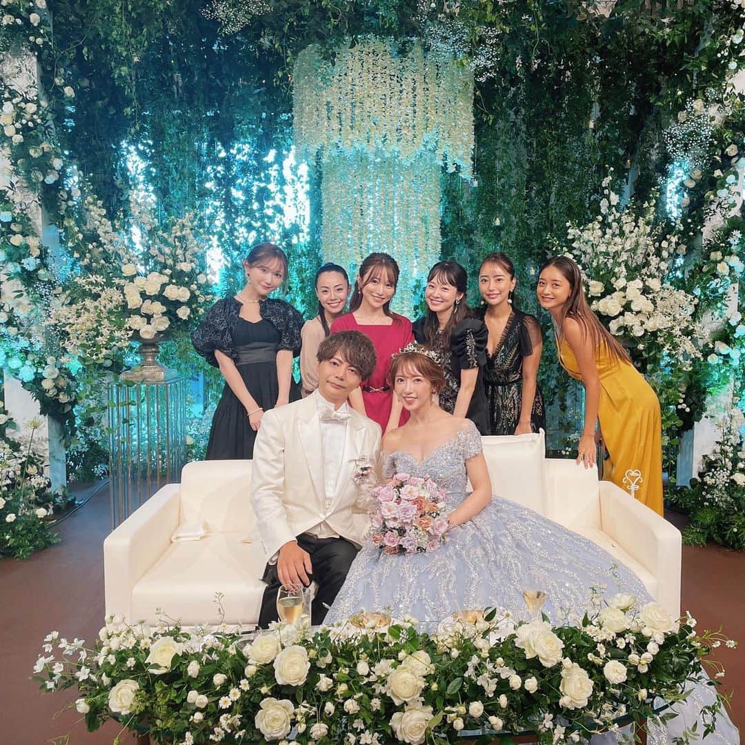 のインスタグラム：「昨日はだいすきなくみさんの 結婚式でした👰🏼‍♀️💐🤍 @kumikofunayama   くみさんのウェディングドレス姿🥹ほんっっっとーに息を呑む美しさでどの角度からのくみさんも最高に美しかった。🥲💓  .  3枚目のバラはひとりひとりがくみさんマシュさんに手渡しして そのバラをブーケにしてプロポーズ💐  223本のブルーのバラの花束は とっても美しかったし、 なによりロマンチックすぎた🥹✨  愛に溢れた素敵な時間でした🕊🤍  くみさんは本当にいつまでも 永遠にわたしの憧れなんです…💎✨  久しぶりにPOPTEENのメンバーにも会えて同窓会のようで楽しかった🤍🤍🤍」