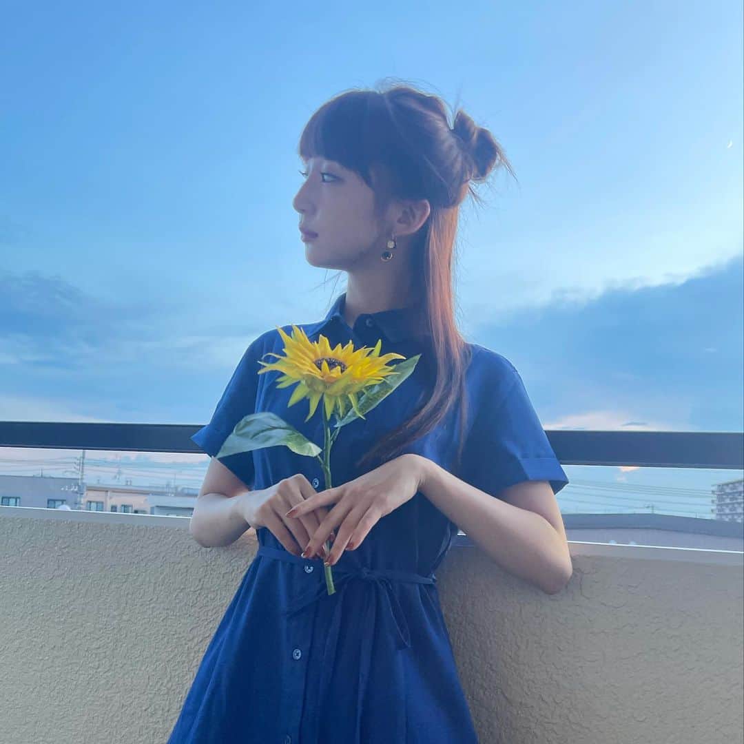 荻野由佳のインスタグラム：「8月🌻 今日は特段暑く感じました🥵 明日はもっと暑いみたいなので みなさん、水分補給をこまめにし、体調に気をつけてお過ごしください！」