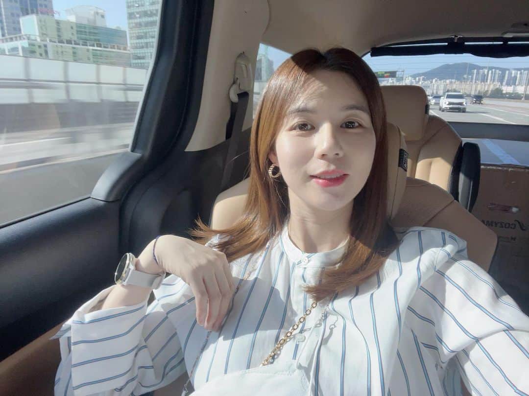 パク・シウンのインスタグラム：「#허니하니부부 👩‍❤️‍👨 오늘도 동상이몽에 함께합니다~🤗 촬영한날 하얗게 불태우고 퇴근길이었는데 날씨가 이렇게 좋았는지도 몰랐네요😅ㅎㅎ 오늘도 함께해요~고고😋💕」