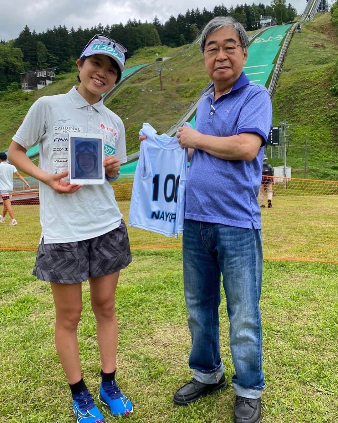 岩渕香里のインスタグラム：「_  この度、伊藤有希選手と共同で 名寄ピヤシリシャンツェ トレーニングビブを寄付させていただきました！ 何となく気がついて 何となく有希ちゃんに相談したら こんな形で出来上がりました！ あくまでトレーニングビブなので シンプルにビデオチェックの邪魔にならないように、 でも名寄である事が分かるように 相談を重ねて出来上がりました！  現役時代はとってもお世話になった名寄に 少しでも恩返しができたら嬉しいです😊  本当はこの一件有希ちゃんに全部任せて 実は岩渕が言い出しっぺだったという かっこいいストーリー作ろうとしたのに 有希ちゃんからお許しが降りず 遺影風にて参加させていただきました✌️  現地、現場で動いてくれて、私までこの計画に参加させてくれた有希ちゃんに感謝です。  選手みんなが気持ちよく練習できますように😊✌️  私はわたしに出来る形で 大好きなジャンプの世界のために 大好きな後輩たちのために 少しづつだけど頑張っていきます！  ご協力いただいた皆様 本当にありがとうございました！！  #スキージャンプ　#skijumping  #名寄市　#NAYORO #伊藤有希　#yukiito #感謝  #ミヤザキスポーツ」