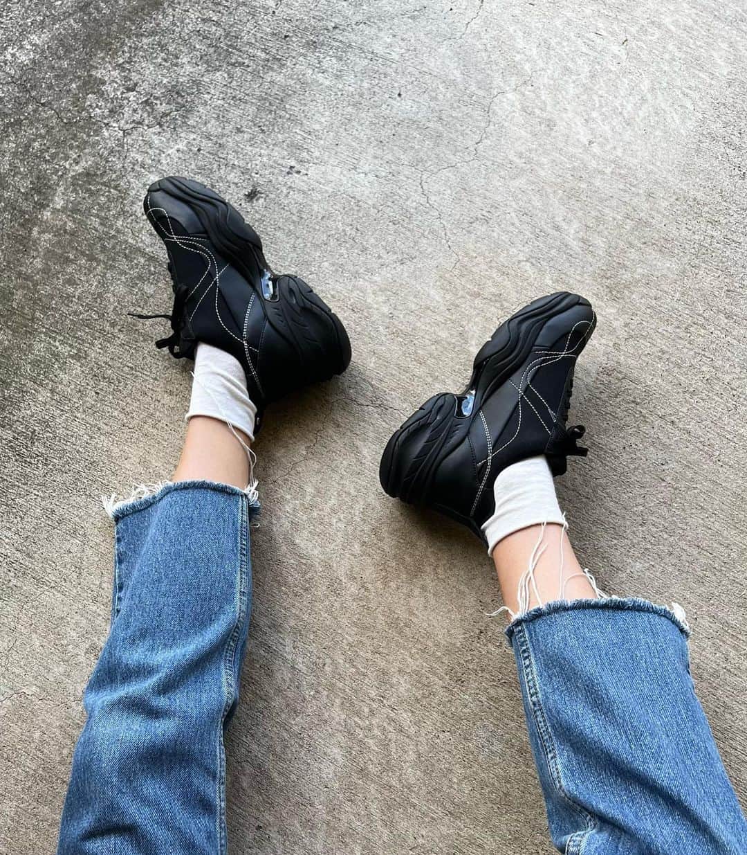 黒田エイミのインスタグラム：「New sneakers @oao_footwear  街中にも外遊びにも 柔らかくて軽くてとにかく歩きやすい。 ブラックに流れるような白ステッチが好き💘  #oaofootwear」