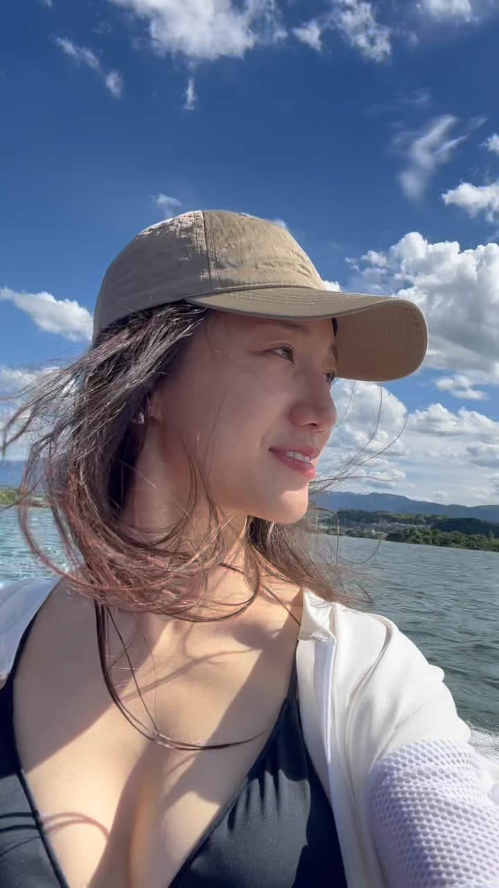 のインスタグラム：「夏ですね〜🏄‍♀️🪸！ 毎日毎日暑いから今日からの8月が やっと8月来た、、という感覚。。笑  ウェイクサーフィン去年デビューして 今年で2度目の挑戦🌊🌊🌊 もっともっと上手くなりたいな..🐬💦 自分との闘いの個人競技は燃える❤️‍🔥 楽しい☺️❤️‍🔥  #2022夏#ウェイクサーフィン#琵琶湖#紫外線対策#本気 #去年よりへっぴり腰直ったかな😂 #summer#wake#wakesurf#wakesurfing」