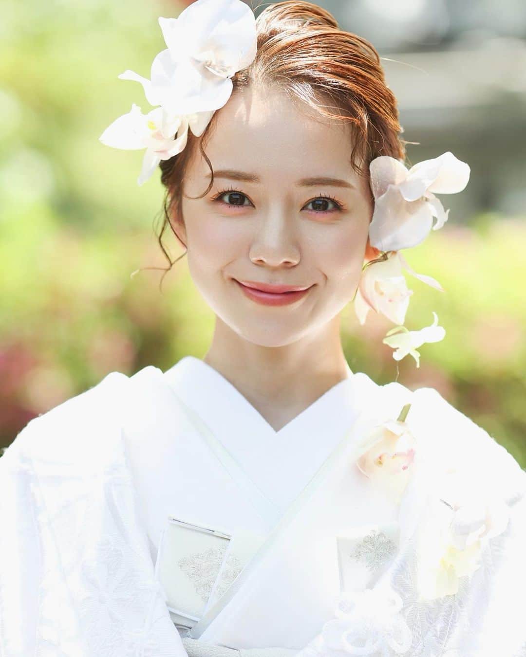 のインスタグラム：「とっっても可愛かった白無垢のコーディネート💐  白無垢って古風なイメージだったけど、ヘアアレンジとメイクで今っぽさもミックスされておしゃれすぎない？🥺❤️  シャドウにもしっかり色入れてカラーメイクが映える🥰  したまぶたのピンクが特に可愛い😋  この時は地毛は肩につくかつかないかのボブで、付け毛を足してアレンジしてもらいました◎  #イエベ春#プレ花嫁#ブライダルモデル#和装前撮り#和装ヘア #和装ヘアアレンジ #和装花嫁 #和装小物 #色打ち掛け #色打ち掛けヘア #前撮りヘア #和装髪飾り #ブライダルヘア #挙式ヘア#白無垢#白無垢ヘア #白無垢前撮り」