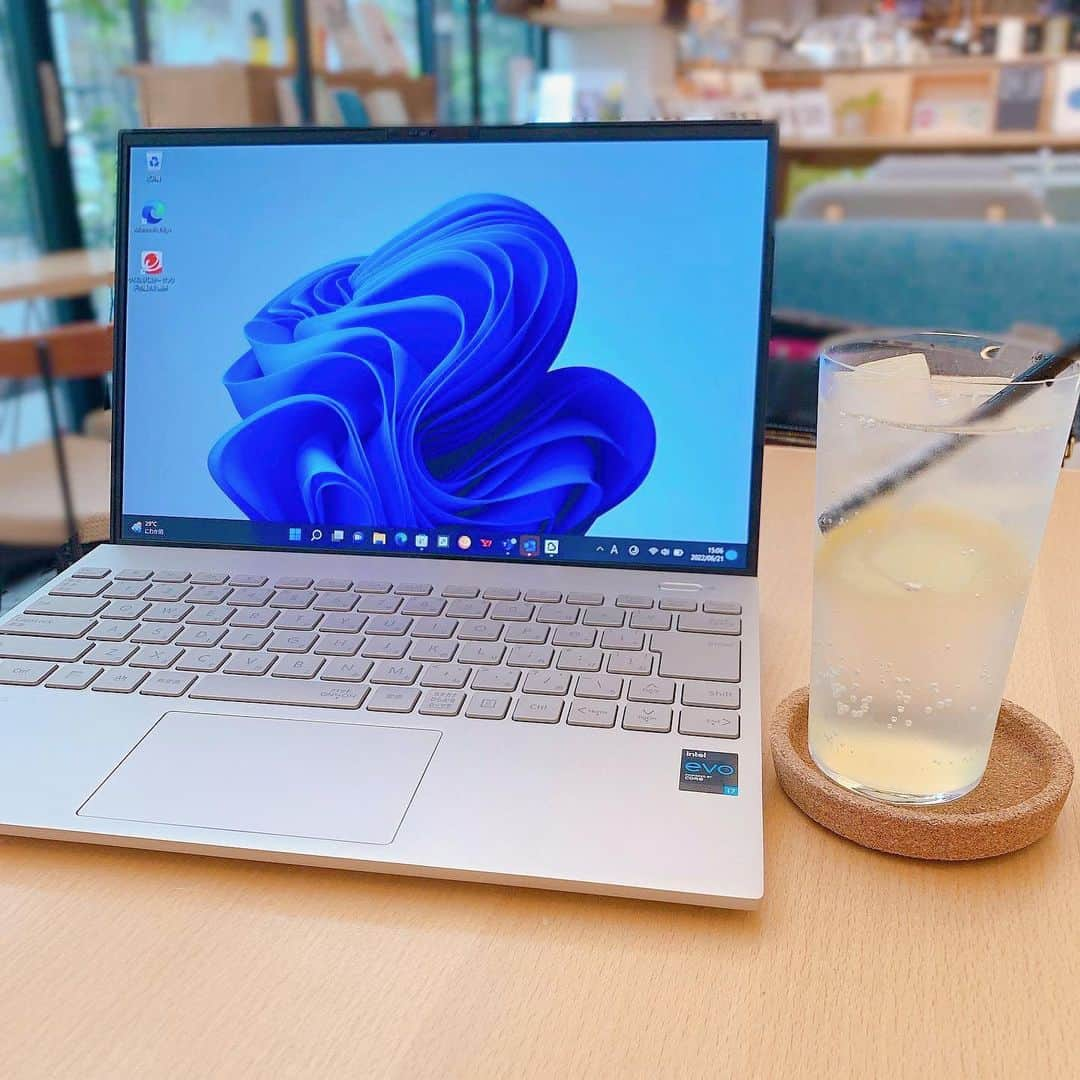 LaVie Cityのインスタグラム：「〈LAVIE NEXTREME Carbon〉は ビジネスパーソンにピッタリ✨のPCです！ ⁡ まず、とにかく軽い！ 1kg切るので、持ち運びがラクです。 さらに、バッテリー持ちも良く、 最長約24時間の連続バッテリ駆動*が可能。 電源を気にせず1日中持ち運ぶことができます ⁡ (* 設定やご利用のアプリなどの使用環境によって、実際のバッテリ駆動時間は異なります。) ⁡ 写真はペールゴールド。 見た目もオシャレで素敵なんです✨️ スワイプして2枚目もご覧ください👉 ⁡ 他にも… 💻サクサク動いて仕事の効率もUP！ 💻キレイな音と映像で動画を楽しめる！ 💻セキュリティが優秀！安心感の大きいPC ⁡ などなど、オススメポイントがたくさん！ ⁡ 詳細は、ストーリーハイライト｢NEXTREME Carbon｣の URLから、ご覧いただけます！ ⁡ #NECLAVIE #NEC #LAVIE  #NEXTREMECarbon #PC #パソコン #パソコン初心者 #パソコン選び #パソコン選び方 #大学生 #大学生パソコン #パソコンの選び方 #PC選び方 #大学生PC #新社会人 #タブレット #Tablet  #学び #学びの時間 #ガジェット好き #ガジェット #新生活 #新生活準備 #新生活応援 #ノートパソコン #laptop」