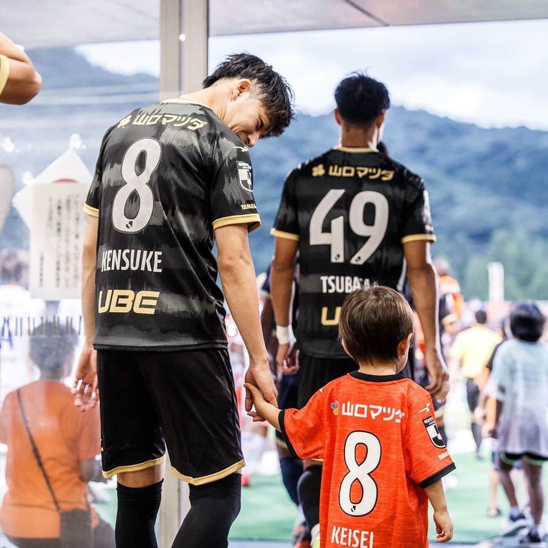 佐藤謙介のインスタグラム：「. いつも応援していただきありがとうございます。  勝ち点3という結果が得られずチームとして苦しい時期ではありますが、前を向いて頑張ります。 引き続き応援よろしくお願いします。  先日、対ベガルタ仙台戦で息子が自分の足で入場することができました。 以前、テレビで取材いただいた4月には出来なかったことが出来るようになり、息子の成長を感じます。  息子に負けじとパパも成長できるよう頑張ります！  #レノファ山口 #ベガルタ仙台 #息子 #3歳 #成長 #入場 #dazn #kry #山口」