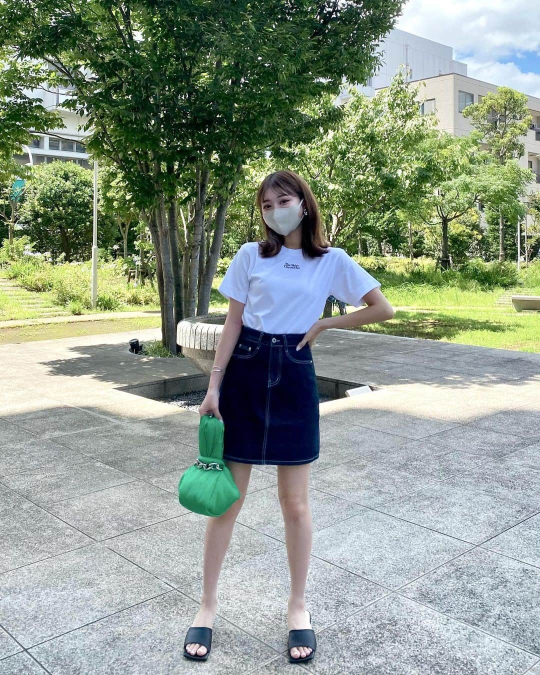 のインスタグラム：「simple outfit📖☁️ ⁡ GRLのデニムミニスカートに Tシャツのシンプルコーデ 🤍 ⁡ 差し色にグリーンのバッグを、、😌🌳 ⁡ スカートの生地はとても柔らかくて 伸縮性のあるタイプなので ミニだけどノンストレスで着用できます🤍! ⁡ 見つけやすいよう 品番も書いておきますね👇🏻✨ 🏷デニム台形ミニスカート at1817 ⁡ ⁡ skirt @grl_official  tee&bag @adametrope  ⁡ ⁡ ⁡ ⁡ ⁡ #GRL #グレイル #プチプラ #プチプラコーデ #grl購入品 #grlコーデ #グレイル購入品  #グレイルコーデ #ミニスカート #スカートコーデ  #デニムスカート #シンプルコーデ #差し色コーデ  #差し色 #tシャツコーデ #夏コーデ #adametrope」