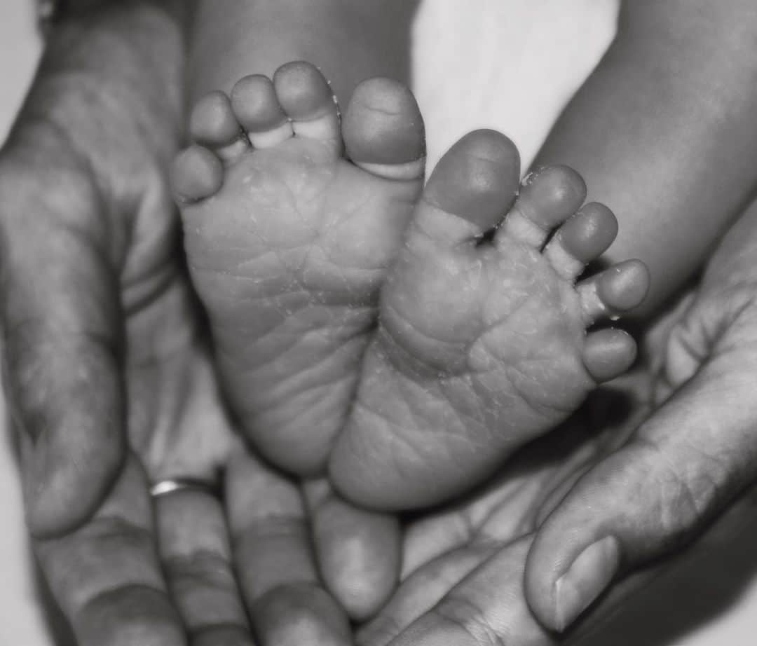 カロル・ブレッサヌッティのインスタグラム：「Benvenuto al mondo Elia, 28.07.2022  Amore infinito❤️  Grazie per averci scelto come tuoi genitori 🥰  #welcome #babyborn #newborn #babyboy #endlesslove #born2022 #family」
