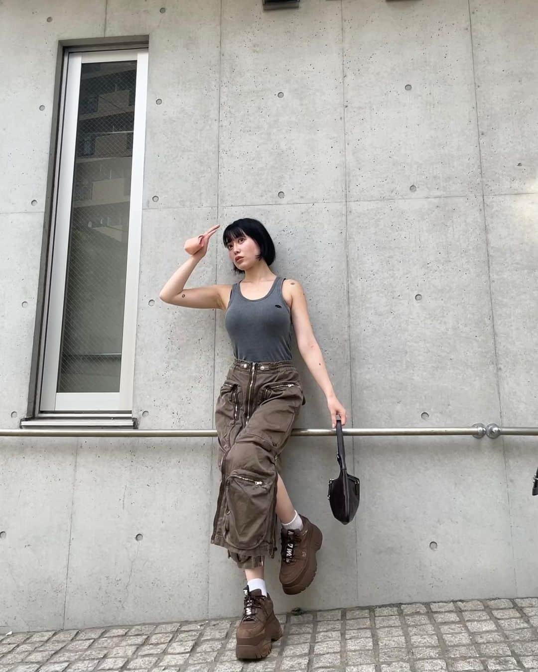 柚月瀬那のインスタグラム：「汗かきすぎるから悩んだ結果、回避する方法の独自アイデアをこの前昔からのフォロワーちゃん👸にだけ話してたんだけど、またシェアしようかな🤭全く参考にならんけど🤣  皆んなは汗かくとき何か回避方法してる⁉️  あとあと、質問にあったんだけどこうゆう日のノースリーブ着る時はシンプルな黒とかのブラか、見せブラか、ストラップレスのブラか、ノーブラという方法を使い分けてます❗️  #y2k #youxdiesel #diesel #streetstyle #夏のブラ事情　#汗かきって大変 #ほんまに大変　  汗かきあるあるやと思うけど、日中外あんま出たくない。涼しい時間帯に出来るならば出たいよね❓」