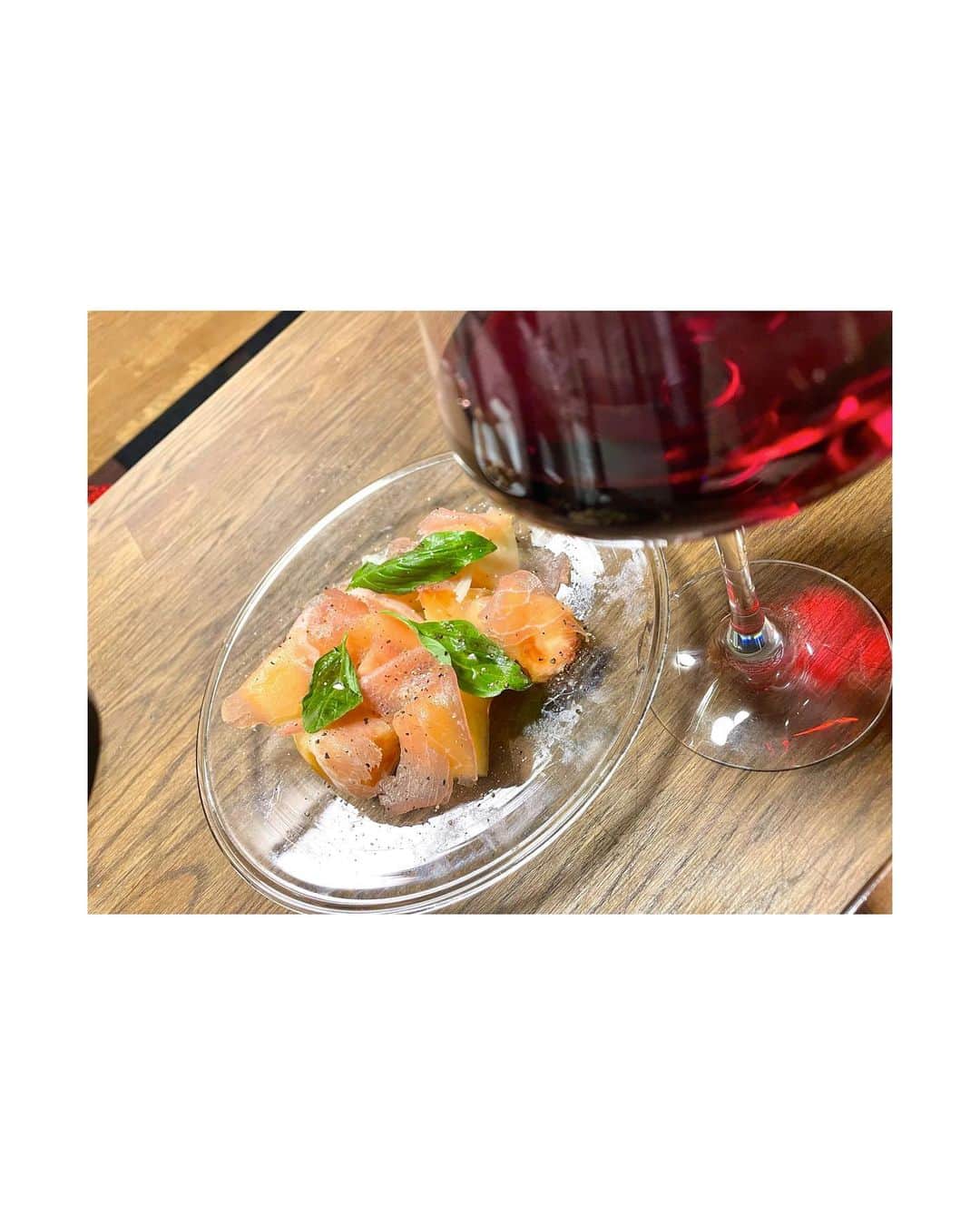 葵わかなのインスタグラム：「🌻 暑くてたまらないけど、やっぱり夏の旬はあるし、夏のいいところっていうのもあって、汗だくで帰ってきた時のクーラーとか、バーってシャワー浴びちゃって、の、冷たいお酒！とか、 そのまま作っていく旬の食材のご飯とか、本当にさいこう😋  体調にはくれぐれも気をつけて、楽しく過ごしていけたらと思いますよ☺️みなさんも、ね！」