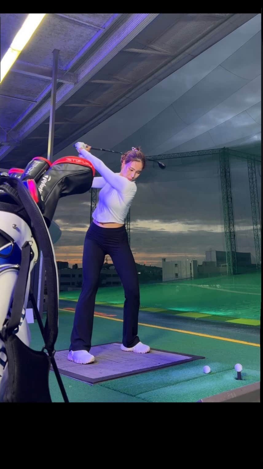 ユ・ヒョンジのインスタグラム：「_ 🏌🏼‍♀️ @showgolftown  @taylormadegolf_korea」