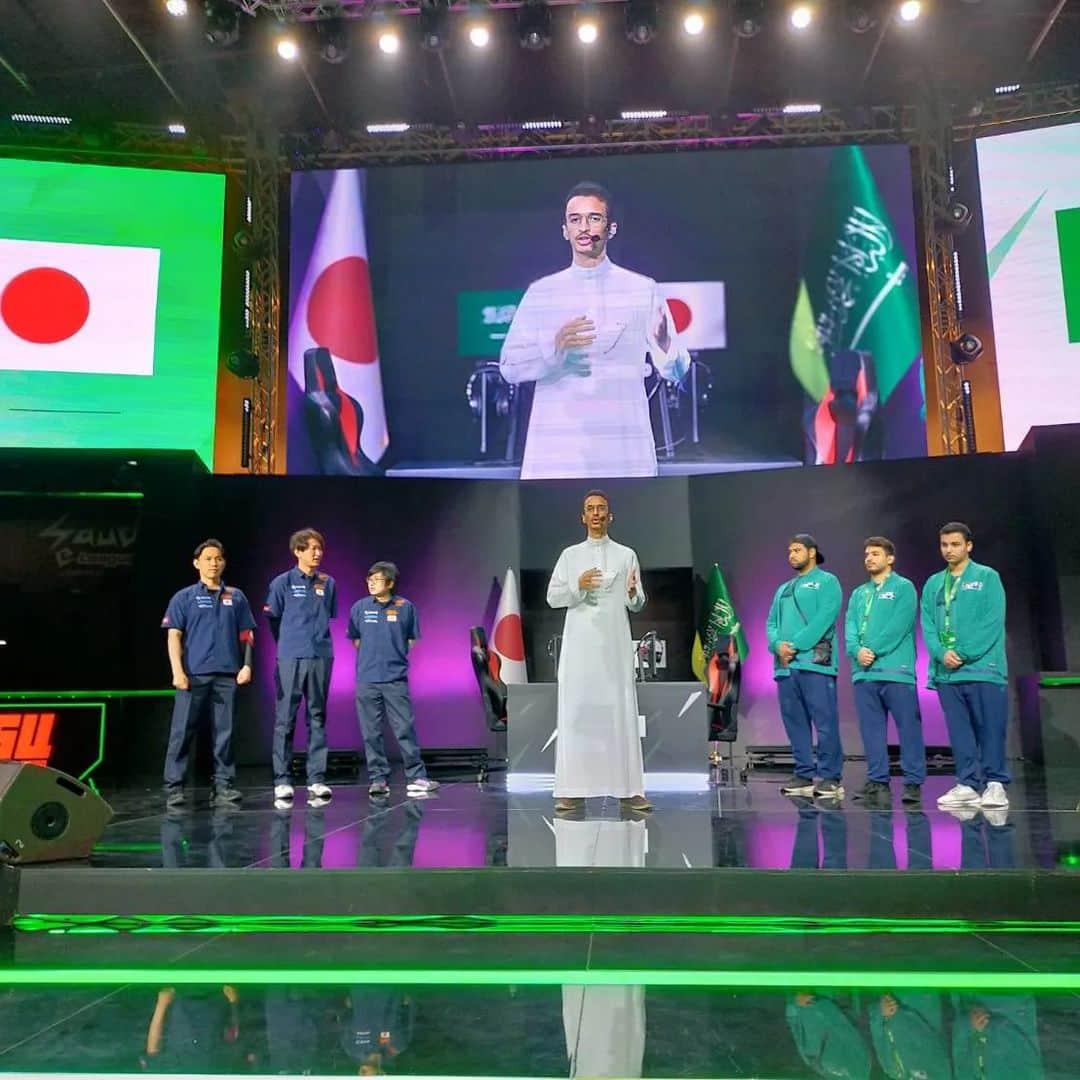 ネモのインスタグラム：「日サeスポーツマッチは日本勝利！ サウジアラビア🇸🇦の皇太子殿下と写真を撮ったり、トーブを着たりとサウジアラビアを満喫しました！  現地でラクダを食べましたが美味しかったです😋」