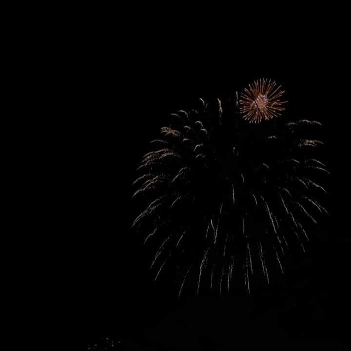 佐藤寿人のインスタグラム：「✨自宅から見えた今年の花火✨ 暗くてわかりませんが、雨の中頑張ってくれました👏  三男坊の頑張ってるという声は花火師と花火に向けられた声なのかなと😊  #花火 #花火師 #夏休み #大雨 #広島 #7月 #文月 #夏の思い出」