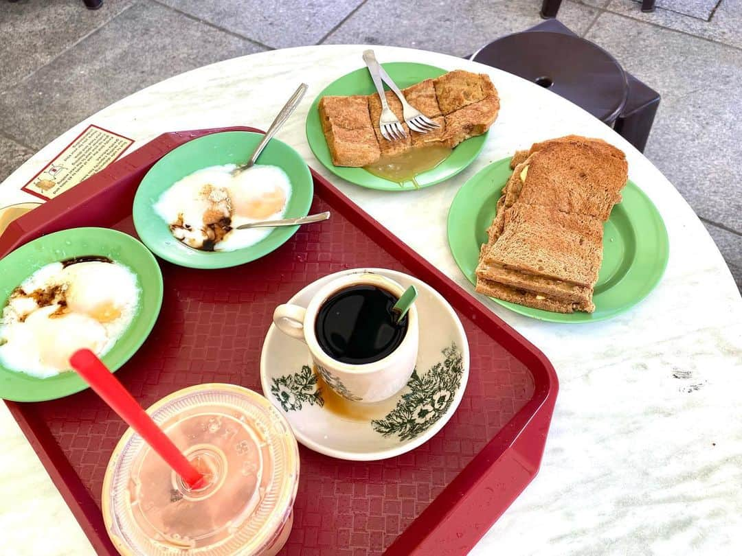 鈴木ちなみさんのインスタグラム写真 - (鈴木ちなみInstagram)「☀️☕️🍞💞  8月突入ですねー🌴🎶 みなさんは何か楽しい予定ありますか？  一つ前の投稿で「カヤトーストって何ですか？」 という質問をいただいたので💌 今回はカヤトーストの写真です🍞🤳🏻✨  カヤトーストはシンガポール定番の朝食🥣  ガイドブックに必ず載っています！ 「って言っても本当に現地の人は食べてるのか？」と 私も疑った1人ですが本当にみんな食べてます🤣笑  モールに行けばカヤトーストのお店が必ずあるし 昼夜問わず賑わっているんです🍞  カリッと焼いた薄切りパンに カヤジャムとバターを挟んで食べます🤤 写真にある温泉卵？を付けて食べることも🍳  カヤジャムは砂糖、卵、ココナッツミルク、パンダンの葉から 作られていて優しい甘さなんです🍯🧡」8月1日 23時15分 - chinami_suzuki0926