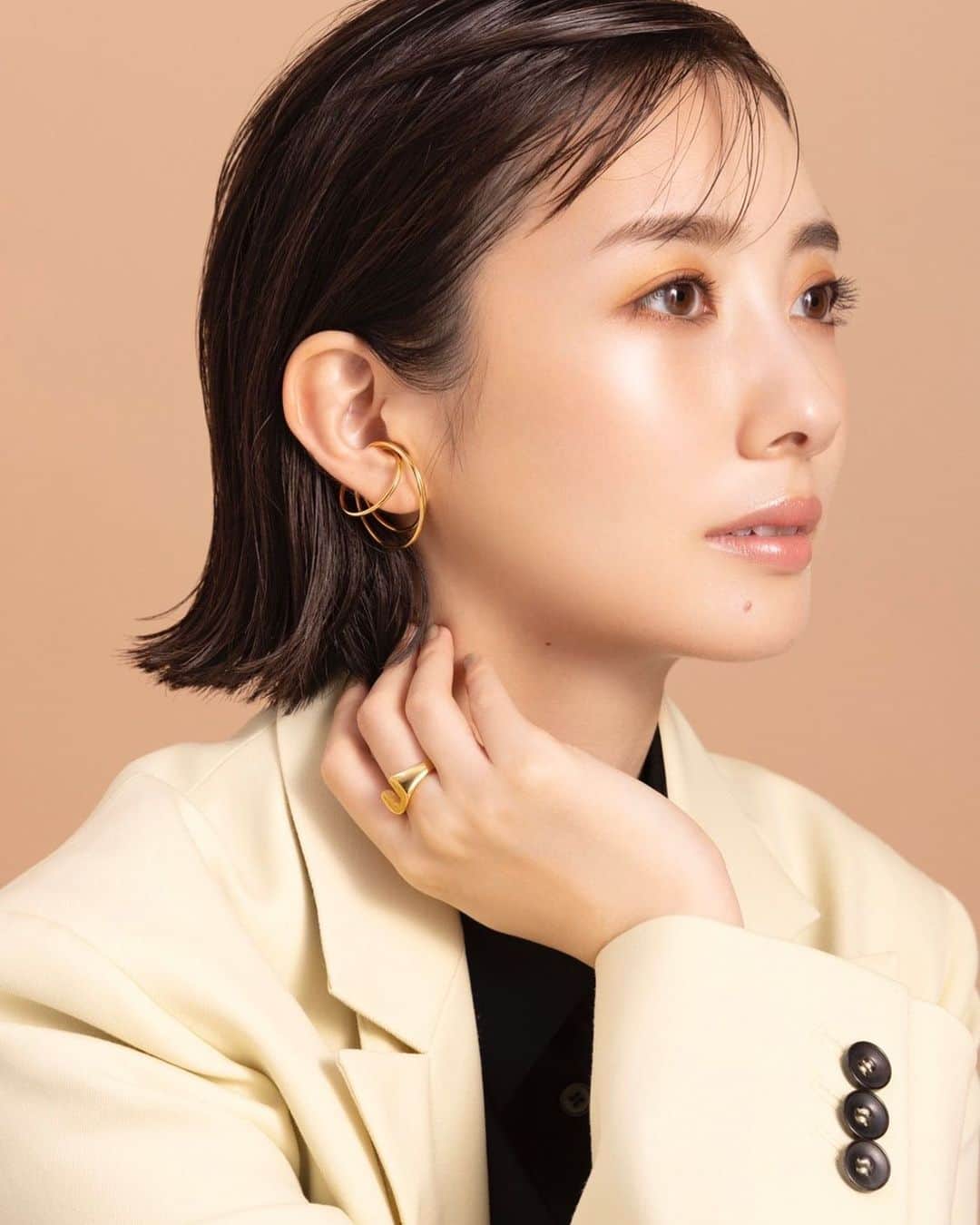 波瑠のインスタグラム：「美的9月号  いちょう色  銀杏たべたいです  #美的」