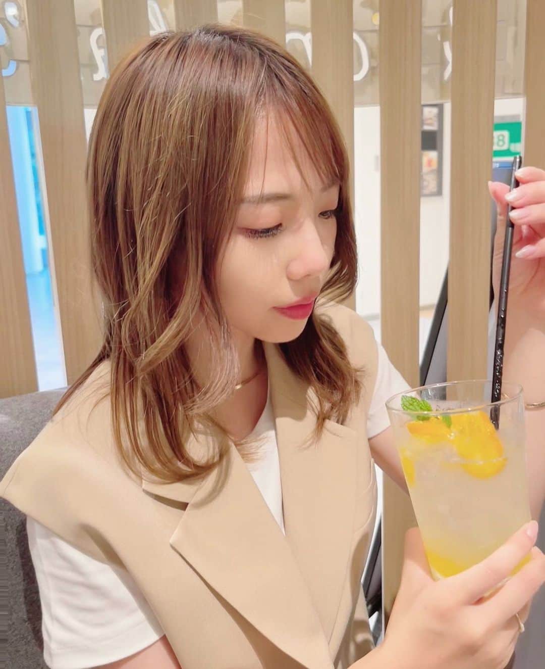 菜々のインスタグラム：「ライブの休憩中に飲んだレモネード美味しかった🍋 昨日でめっちゃ日に焼けたm(._.)m #カフェ」