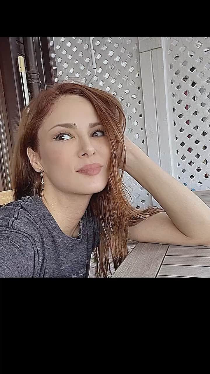 Mine Tugayのインスタグラム：「Nasıl gidiyor gün?😊」