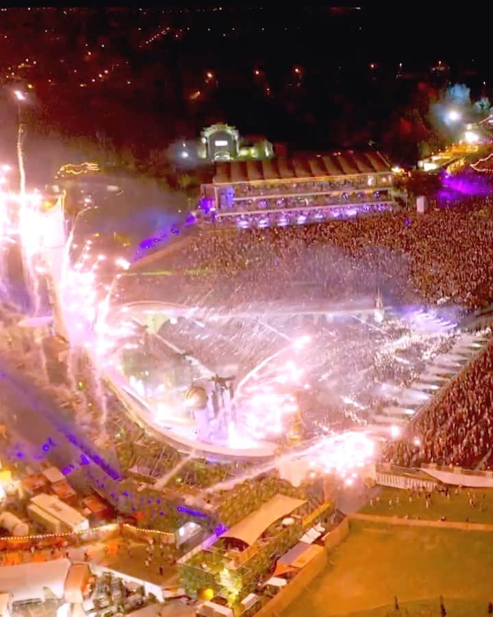 アレッソのインスタグラム：「My Tomorrowland land set from week 1 is up now on my YouTube page!」
