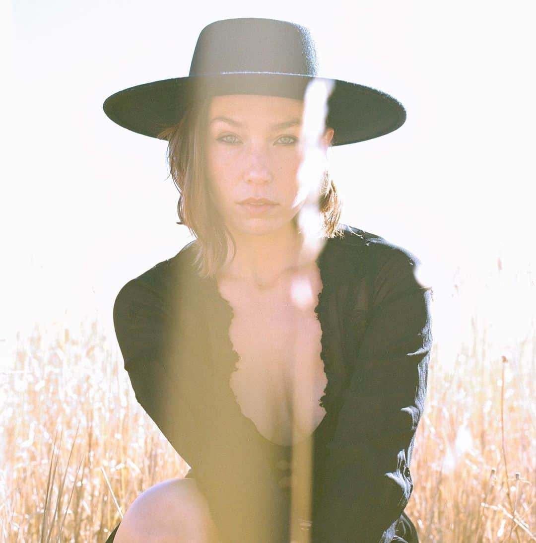 Nicole Mejiaのインスタグラム：「Hello, August.  You feel fresh and focused. 🌾  Photo by @stephenvanasco」