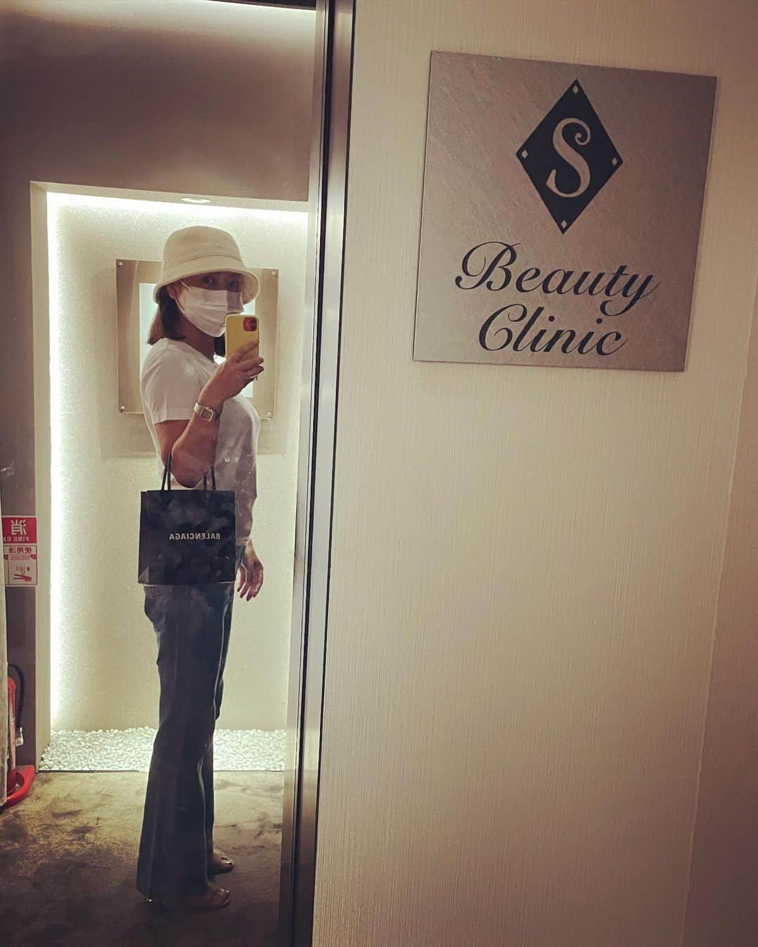 中谷紋菜のインスタグラム：「#肌管理は身だしなみ   先月は #ハイドラフェイシャル   夏はお鼻回り、汚れがち。 気にする人多いよね。  それを一掃してくれるのがハイドラ。  毛穴の汚れが無いと、 お肌の感触素晴らしいんだけど、 おでこや、鼻先 つるんっ！と光る。  定期的に必ずやります。  おなじみの #アクセントウルトラv  こつこつと引き締めております。  美は一日にしてならず。  だから続ける。 自分のモチベーションを上げる 大好きなコト。  #美容です #外からも中からもケア #自分へのご褒美  #写真2枚目は細か過ぎて気持ち良過ぎなミスト浴びてる  #エスビューティークリニック #医療痩身 #エイジングケア @sbeautyclinic  @dr.y.yumi   いつもありがとうございます💝」