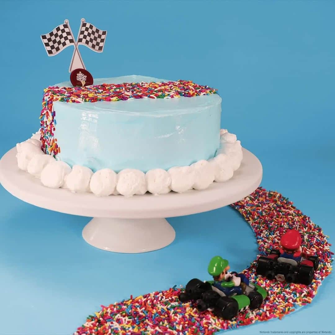 のインスタグラム：「This is one road you’ll want to explore! 😋🎂 Our Rainbow Sprinkle Road Cake is made with Layers of moist Yellow Cake & Sweet Cream Ice Cream with Rainbow Sprinkles wrapped in fluffy Blue Frosting 🌈🏎️  Order ahead on ColdStoneCreamery.com!」
