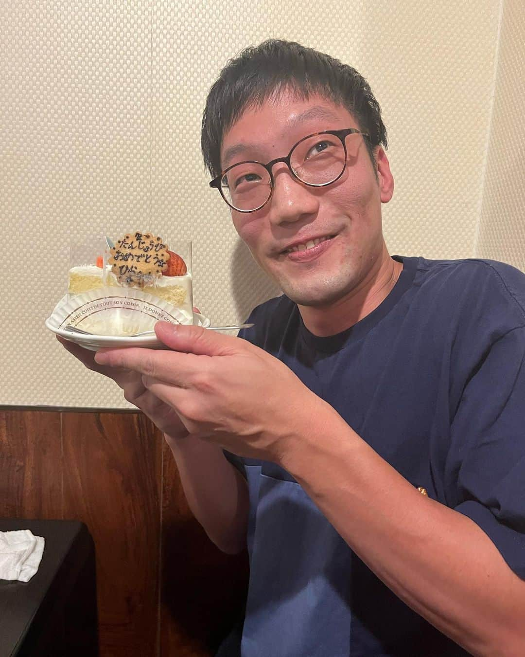 松本竹馬のインスタグラム：「いつもの行きつけの焼肉屋で平ちゃんの誕生日を祝いました！ おめでとう！ でもあんまり変なこと言ってオレにストレス与えないで！  あと焼肉屋のママがオレがトイレ行ってるときに、平井さんの誕生日を祝い始めてました…  #男性ブランコ平井 #サンジェルマンえいなが #城西苑」