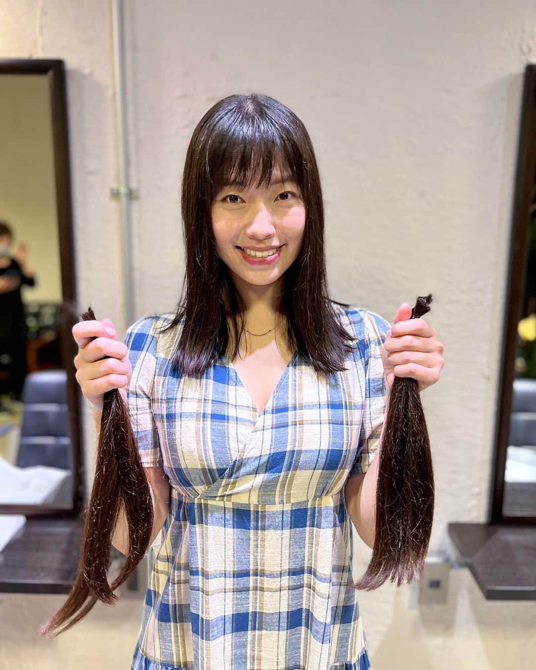 のインスタグラム：「昨夜のYouTubeで公開されました✂︎ 何と、11年ぶりにバッサリ切りました〜💇🏻‍♀️ ヘアドネーションをする為に31cm!! 共に戦って来た戦友の様な存在なので、切り落とした後もお役に立てたらと思いヘアドネーションしました。 生まれ変わった気分♪ニューあすかも宜しくお願いします👼🏻 #ヘアドネーション #hairdonation #blackhair #haircut #asiangirl #japanesegirl」