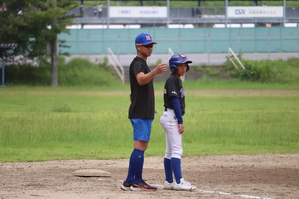 島井寛仁さんのインスタグラム写真 - (島井寛仁Instagram)「練習を見学されてた他チームの指導者の方にこの様な質問をされたことがあります⚾️  「選手と一緒に動くって凄いですね！ コーチに任せて座ってゆっくりしとけばいいのに。」  まぁ確かになぁ とは思わなかった😉  理由 ・今まで経験したことを直接伝えたい。  ・動ける間に実際動いて伝えたい。  ・選手とのコミュニケーションを大事にしたい。 　本当の仲間でありたい。 (現埼玉西武ライオンズ平石洋介氏から学ばせていただきました。)  ・まず監督である前に指導者。 選手だけでなく、 コーチスタッフにも伝えたい。  ・一期生には先輩が居ない。 指導者でありながら、この子達の先輩になってあげなければいけない。 (僕も先輩から沢山のことを学ばせて頂いた。 良いことも悪いことも笑)  ・色々良し悪しあると思いますが多分これが今自分のスタイルなんだと思う笑  勿論ドシッと構えるときは構えます。  野球も時代と共にアップデートされます。 それに我々指導者もアップデートしていく必要がある。  昔ではNOと言われてたことが今ではYESに変わってることも沢山ある✨👍  コーチスタッフとの会話で、 何度も話してることがあります。 「指摘者になっちゃダメ。指摘するならそれを解決できる指導をしよう。」  指摘するのは簡単だが、そこの解決策を探してあげるのが指導者だと思います✨✨  その場で分からなければ素直にごめん🙏ちょっと解決策探すから待ってくれでいいと思います。 そこで分かったふりをして指導するのも良くない😵  話が逸れていきそうなのでここで終わります🤭✨ 保護者の方々いつも素敵な写真、子ども達のサポートありがとうございます✨ respect👍👍  #熊本 #野球 #中学野球 #中学軟式野球クラブチーム#larks熊本east #ラークス熊本イースト#larks #ラークス #respect #出会いは宝」8月2日 2時25分 - shimai_hirohito