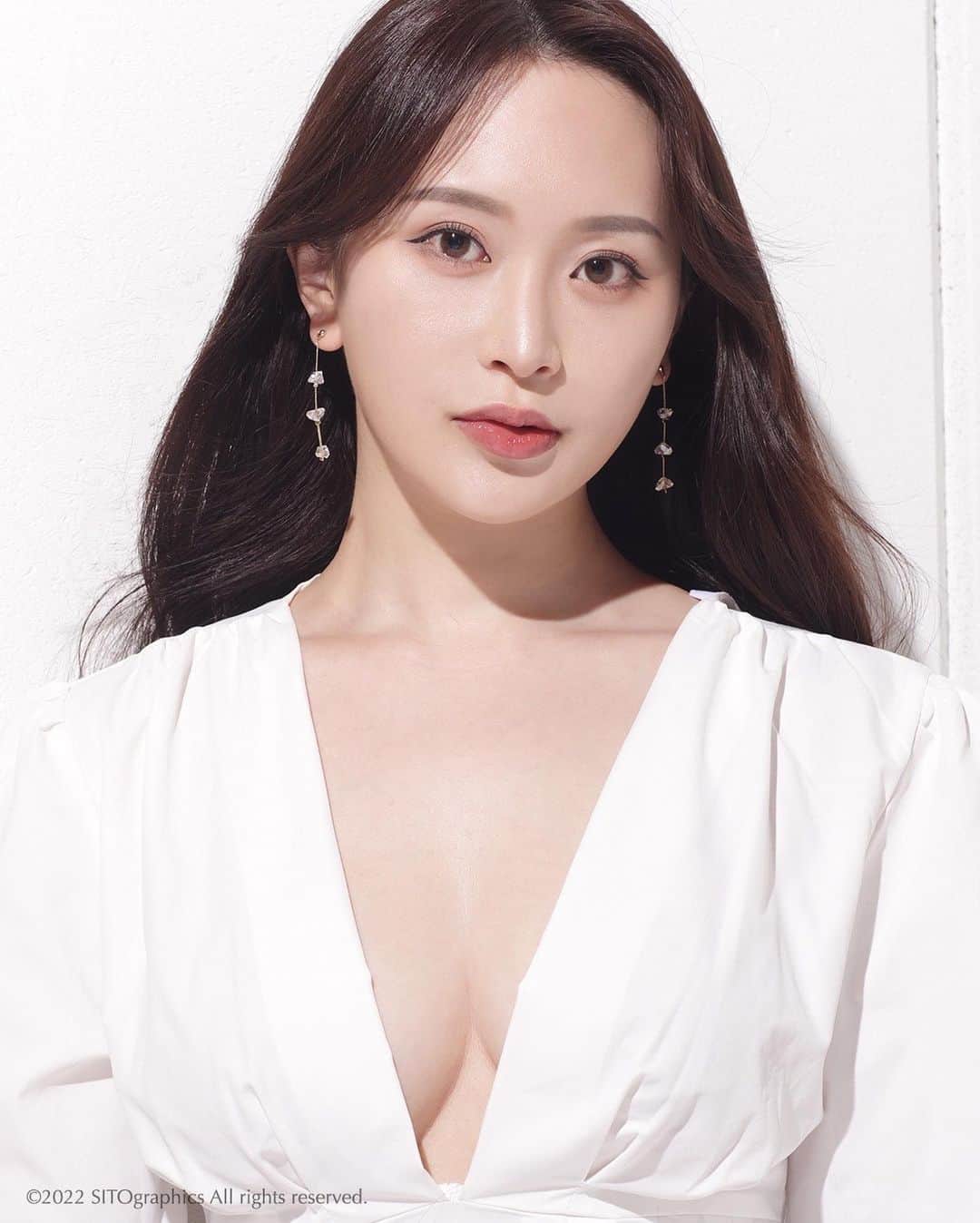 シト山口のインスタグラム：「北川景子さんと新垣結衣さんを足して2で割っ（てGcupナイスバディにし）たような超美貌の持ち主、福江ななかさん 3年ぶりくらいの作品撮りです😭❤️ 最初の撮影以来ずっと撮りたくて悶々としつおりましたが、念願叶ってやっと撮れました😆😭💦 撮影以来、あっちこっちからメールが殺到で対応に追われておりました(@_@) それだけ衝撃的だったんですねー( ´ ▽ ` )ﾉ  model @nanaka_fukue  photo @sito_yamaguchi」