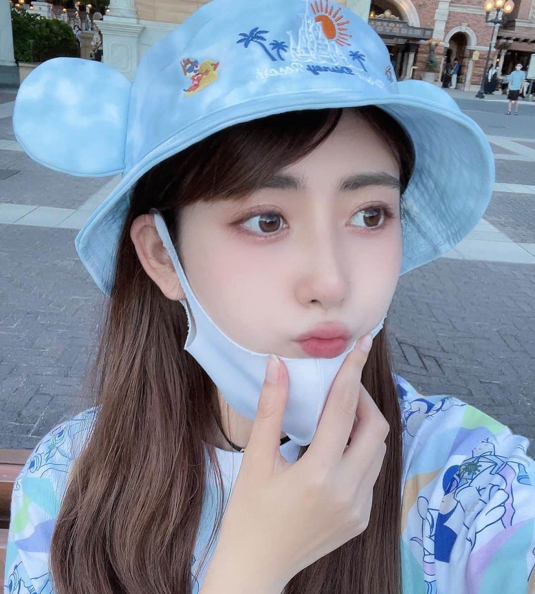 森田ワカナのインスタグラム：「sea🌍✨🤍 いつも帽子とかカチューシャとか Tシャツとか買っちゃって 帰りは行きと全然違う格好なってる😂🐠　　  この日は全身水色でした🐠  seaに来たら絶対骨つきフランクと カクテルビールを飲みます🤤🤍  暑すぎたから次は秋かな〜🫶🏻  #ディズニーシー  #sea #全然投稿頻度上がらない🥹」