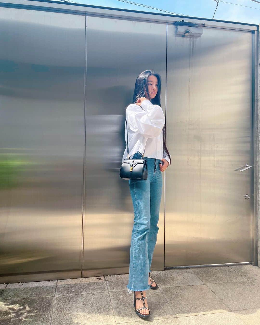 のインスタグラム：「今日のルック💕 Bag @celine  Top and shoes @maisonvalentino  可愛いムーちゃんとエトの枕になる幸せ📸🥰」