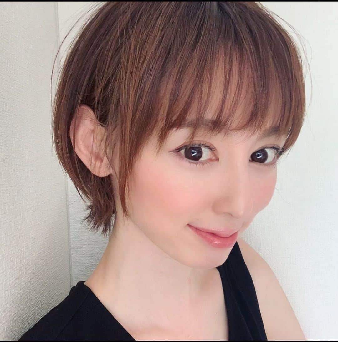 秋山莉奈のインスタグラム：「お久しぶりです。  あっ、先月髪切りました♡ 暑いからねぇ〜  熱中症、気をつけてくださいね。  #秋山莉奈#ショートヘア#男の子ママ」