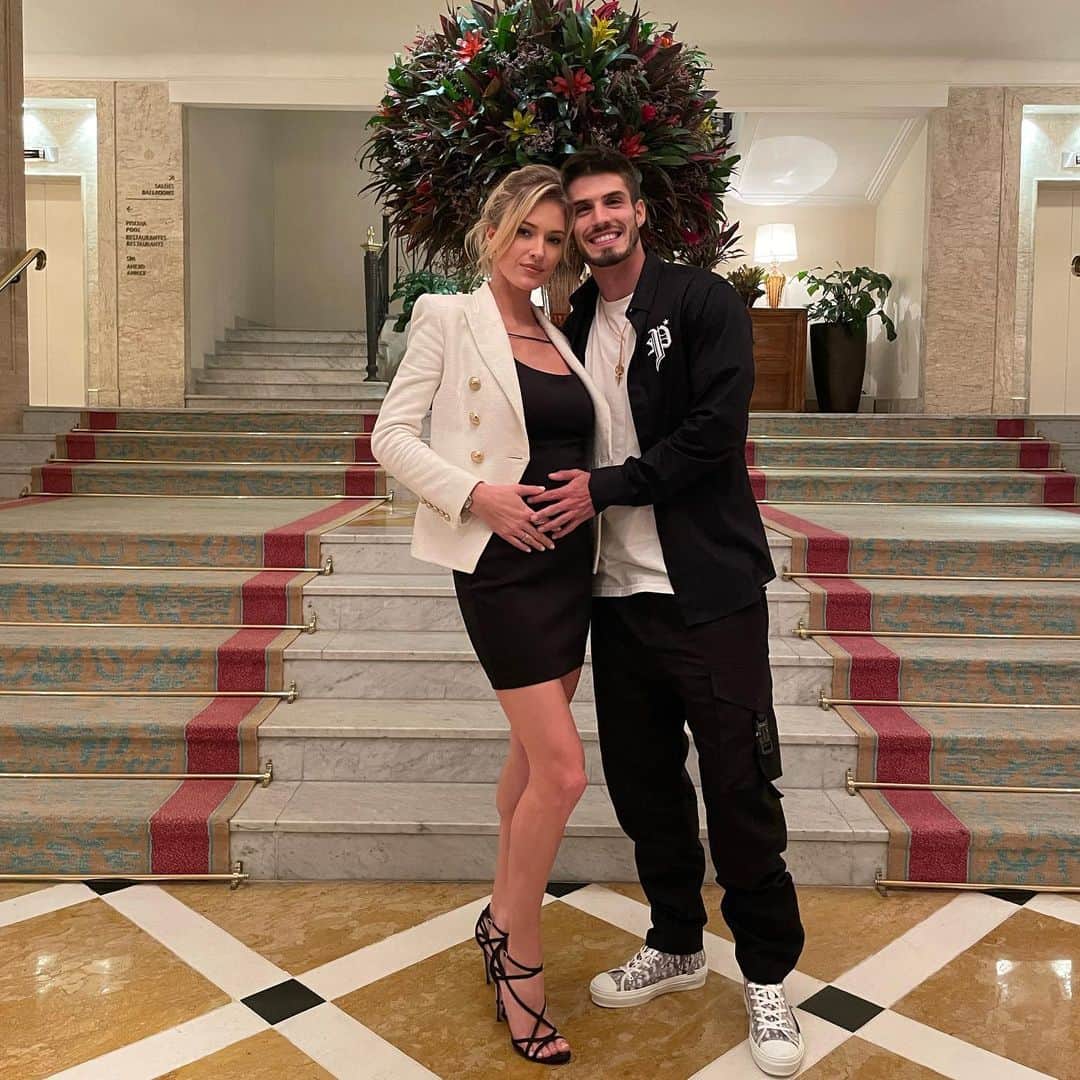 グスタヴォ・ルーカス・ドミンゲス・ピアソンのインスタグラム：「Love makes the belly go round 🤰🏼  here’s to new life, new experiences, and new thrills 🥳 we are over the moon to announce that our little family is growing!!!! Praising God for this precious new blessing and for making Roman a big brother 🙏🏼❤️」
