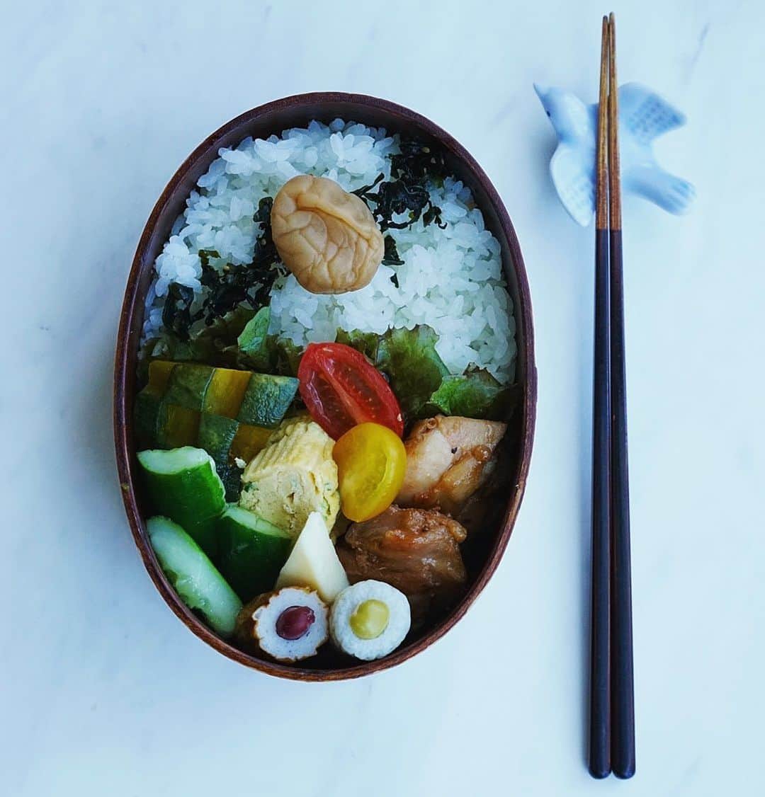 mikiのインスタグラム：「おはようございます🌞　　  長男は今日からまた補習へ。 身体がダルそうな感じだったけど 奮い起こして ギリギリで 家を飛びだしていきました。  少し前だったら 心が折れてた状況。 自分のために頑張ってる姿に ジーン🥹  スロースターターでいい。 その一歩が大事なんだ。  🍱 鳥ももスパイシー焼き ネギ入り卵焼き チェック南瓜 胡瓜ナムル 竹輪ビーンズ ベビーチーズ」