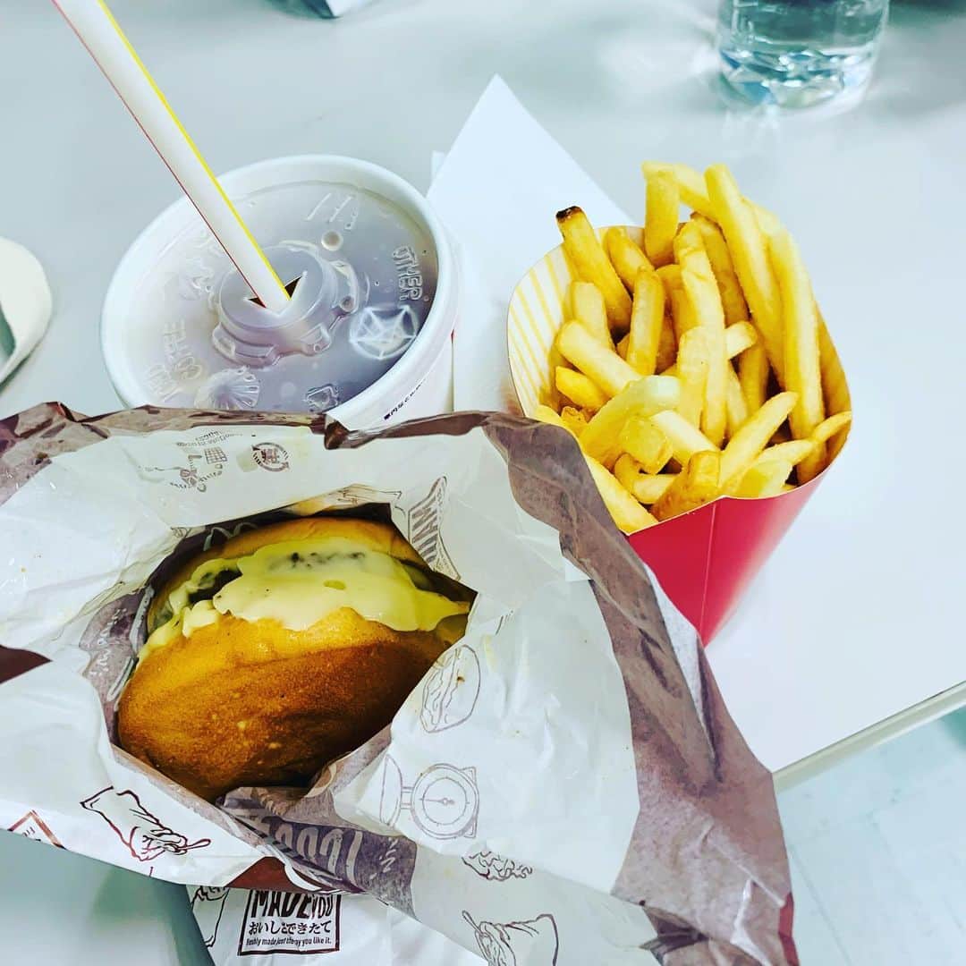 KABA.ちゃんさんのインスタグラム写真 - (KABA.ちゃんInstagram)「まわりで美味しい美味しいって言ったから、つい手を出してしまいました❣️  待って、普通に美味しかったんだが〜😍皆食べたことある❓  てか、凄いチージーじゃね❓チュキ😬💕  赤いなんとかも食べてみたいケド、、、、ちなみに飲物はアイスティーレモン🍋で、きゃ、  #McDonald #マクドナルド #少し前に食べた #トリチセット #待って普通に美味しい #とってもチージー #好き #食べた方います　？ #赤いなんとかも食べてみたいかも」8月2日 8時59分 - kabachan_official