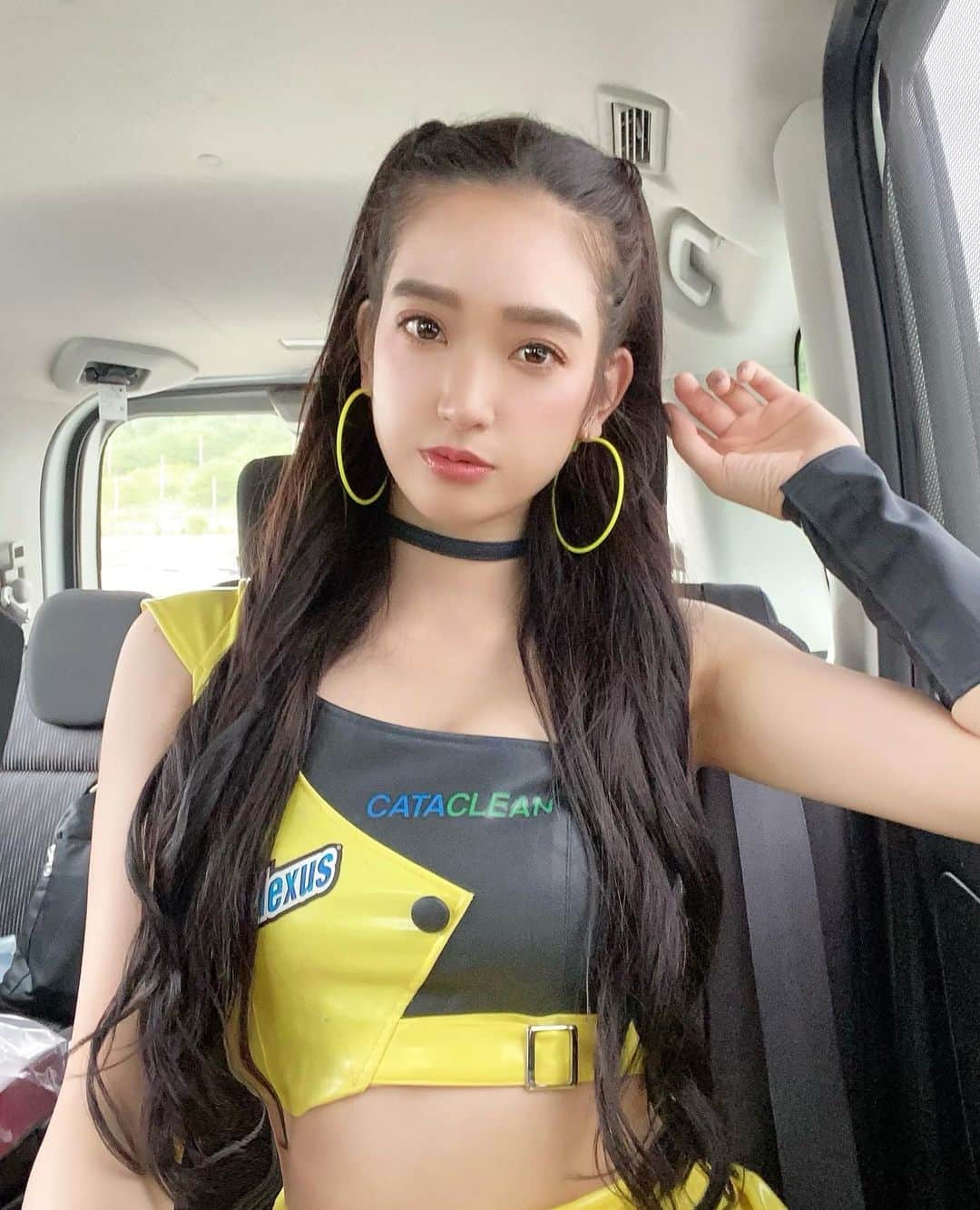 太田麻美のインスタグラム：「決勝日は、ハーフツインにしました💛🖤 #gm #gridmotorsport #racequeen #rq  #costume #hairarrange #レースクイーン #ロングヘア #ハーフツイン」