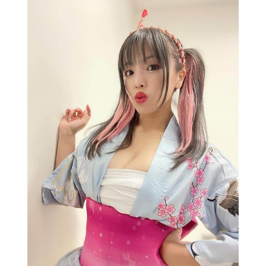 白川未奈さんのインスタグラム写真 - (白川未奈Instagram)「髪ロング〜💇‍♀️💓  エクステのピンクの色は、ブリーチで色抜かれてるほぼ真っ白のエクステに、#hoyu さんの #ソマルカ #ピンクシャンプー で色入れてもらった!淡いピンクになるよーー♪  #hair #beauty #ピンクヘアー #シールエクステ #MinaShirakawa #法被 #STARDOM」8月2日 9時45分 - mina_shirakawa