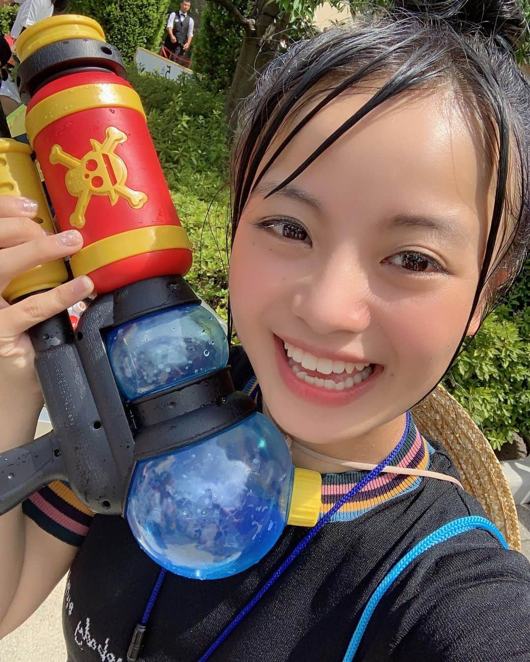 藤原亜紀乃のインスタグラム：「暑いから水遊びしたいね！！   #暑い  #水遊び  #夏  #🌞🌴🌺✨」
