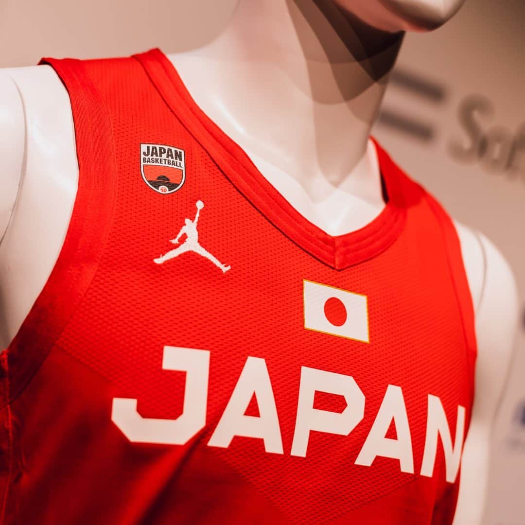 松崎夕のインスタグラム：「🏀  日本代表バスケットボールの新ユニフォームサプライヤーに、ジョーダンブランドが決定🇯🇵  日本代表のニックネームも 3x3代表等も含めた全てのバスケットボール日本代表の愛称として新たに"AKATSUKI JAPAN(アカツキ ジャパン)"に✨  日本のバスケットボール界が改めて注目され、期待され、パワーがある事を実感しています。  #AkatsukiJapan #AkatsukiFive #JUMPMAN #fly_mag」