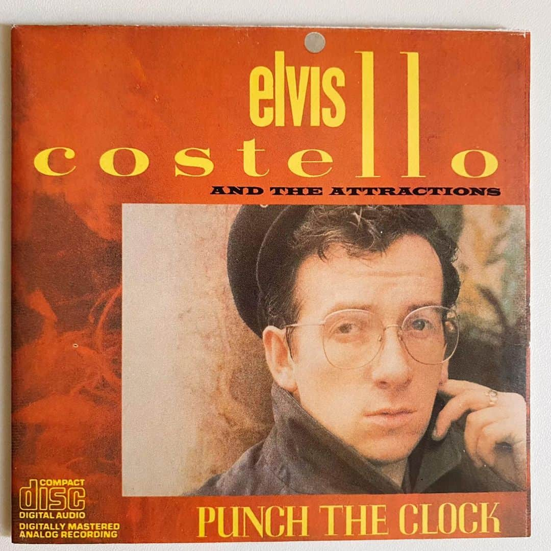 森純太さんのインスタグラム写真 - (森純太Instagram)「Elvis Costello / パンチ・ザ・クロック (Punch the Clock)(1983年)  コステロとの最初の出会い。  大学生になってリアルタイムでエルビス・コステロのこのアルバムを手に入れ聴いた。(知ってはいたけどほぼ聴いた事がなかったと思う。) 当時の流行の80sのようなキラキラポップでもない、punkでもない、ニューウェーブでもないこのアルバムは「普通のPOPS」かと思ったけど、コステロのソングライティングと ジ・アトラクションズのベースとドラムは個性的でやはり唯一無二のサウンドなんだとすぐに思い直した。 (キーボードもね。)  そんな中で抜群に光ってた曲が ②Everyday I Write the Book  これは俺の中で「生涯トップ100」に入る曲。 ソウルフルで暖かくてバラードっぽいけどリズミック。 今でも染みる。  ・ ・  コステロ本人はこの曲のアレンジが気に入ってないらしく、あるブートレッグLIVE聴いたら全く違うアレンジだった…w (90年代数々のブートレッグを集めて聴いてたよ。コステロ、the POGUES、ニックロウ、RAMONES、LEDZEPPELIN。粗悪品によく当たって、まともに聴けたのがあまりなかったのも…思い出。)  ・ ・ ・  #森純太  #elviscostello  #エルビスコステロ #punchtheclock  #パンチザクロック #1983 #大学生 #gethappy #自由学園 #ジュンスカ #junskywalkers  #西東京 #東久留米 #大学の寮冷房なかったんだけどどうやって生きてたんだ？ #真前に川が流れてたから涼しかった？ #そんなはずはない #部屋で汗だくでギター弾いてた記憶」8月2日 11時10分 - juntamori