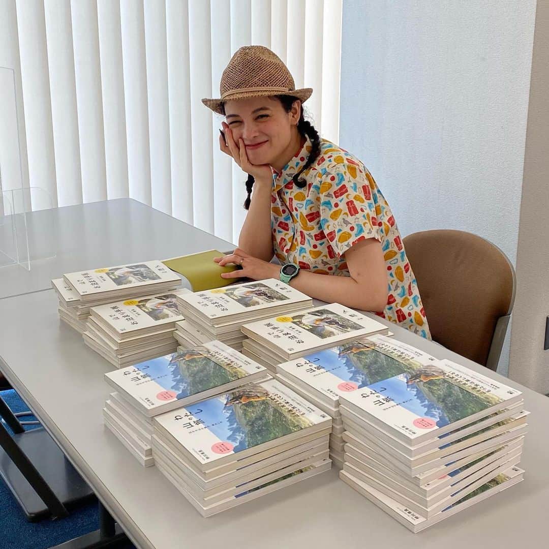 仲川希良のインスタグラム：「モンベル・フレンドフェアオンライン！ お楽しみいただけていますか？ ・ 書籍販売コーナーでは私が過去に出した 「山でお泊まり手帳」 「わたしの山旅」 のサイン本も取り扱っていただいています ・ ・ ゲスト動画コーナーの収録日にサインをさせていただいたのですが 「わたしの山旅」は"ストレッチ希良さんイラスト"を加えた1冊も紛れ込ませてみました♩ ・ その数日前からヘルニアが劇的に改善したタイミングだったので…… 椅子に座れるようになった幸せを噛み締めながらストレッチの重要性をお伝えしなくては、と笑 ・ ・ フレンドフェアオンラインは8月4日18:00までです！ 会場ページへのリンクはストーリーズにはっておきますね ゲスト動画コーナーも書籍販売コーナーもぜひご覧ください ・ ちなみに恒例のモンペラーズチェックコーナー 今回は8割正解しました！ 今までで1番答えられたかも♩ ・ ・ #⛰ #登山 #トレッキング #ハイキング #山旅 #親子登山 #モンベル #montbell」