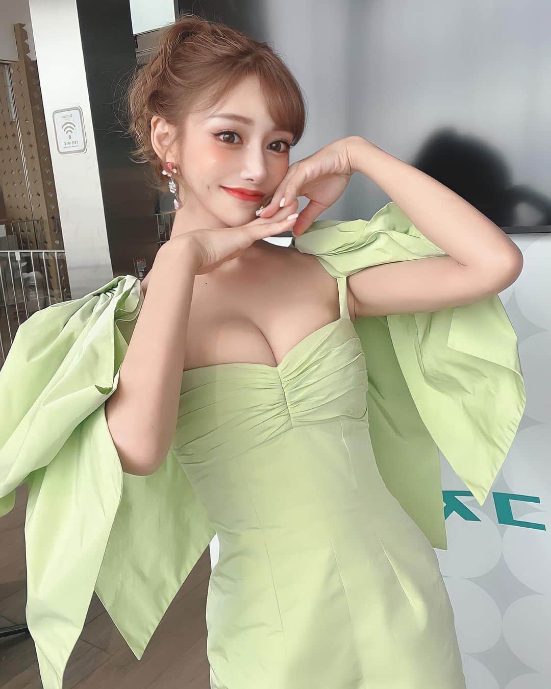 明日花キララのインスタグラム：「ティンカーベルだよ🧚🏻‍♀️💚 #カマキリ呼びは禁止  この日のリップは @petalo.official の1番のピンクを塗ってティッシュオフした後に4番をのオレンジを重ねたよ💄 重ねても全然重くならないからおすすめです👩🏻‍🏫」