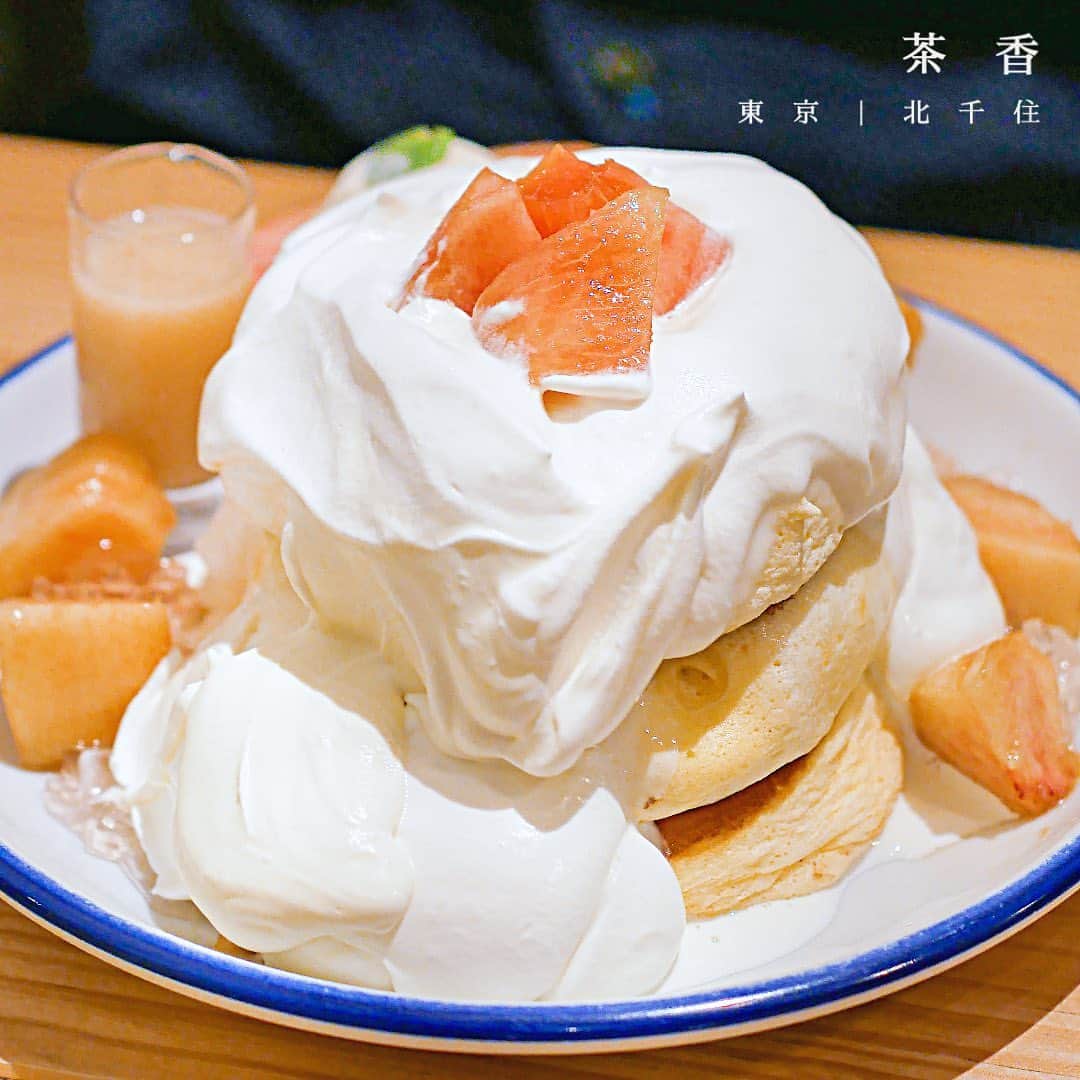おまる部長 / たっちゃんずパンケーキ部のインスタグラム：「. 茶香 (東京・北千住) 〒120-0033 東京都足立区千住寿町３１−７  <店内で食べたメニュー> むきたて桃太郎🍑 1950円 星(あかり) 1480円 +昔のプリン 550円 +クリームソーダ  きいろ 680円  <テイクアウトメニュー> プレーンスコーン 350円 チョコチップスコーン 390円  >  全て税込価格です。 > カフェ利用はパンケーキワンオーダー制です。 > カフェ予約方法は公式アカウントに掲載のURLで確認。 @chaka.pancake  ひっっさしぶりの茶香さん！やっと最新の店舗に行けて、パンケーキをはじめプリン・クリームソーダ・スコーンなど最後に訪問した時にはまだなかったメニューもどっぷり堪能♪黒猫さん @mr_kuroneko に連れて行ってもらいました🐈‍⬛ありがとうございます！  いつ食べても初めて食べるような感覚になるくらい、やっぱり感動的にパンケーキ美味しい😭独自のふわふわ感で口の中でするっっとなじんで、パンケーキ部相方のもんちゃん @monchantcs が言ってたけど本当に飲めるように食べてしまう🥴  【むきたて桃太郎🍑】  パンケーキだけでも破壊力のある美味しさなのに、そこに食べ頃の桃まで加わっちゃって、たっぷりだけど軽めでしつこくないクリームもぴったりだし感動し放題！7月末まで予定だった期間限定のむきたて桃太郎が、嬉しいことに8月14日まで提供延長♪(その後8月15日〜19日まではお店が夏季休暇)訪問時は山梨県のやわらかさが魅力の桃でしたが、時期や気候の状況によってベストな食べ頃のものを提供するために桃の産地が変わるそうです^^本当に夢見心地の美味しさでした🍑  【星(あかり) ✨】 初めてお店で食べて衝撃を受けた不動のレギュラーメニュー！生クリーム、バナナ、キャラメルというパンケーキのトッピングとして定番のものが重ねられているんだけど予想を遥かに超えた美味しさがやってくるのよ♪  【昔のプリン🍮】  卵の濃厚なコクを感じる、少ししっかりめの食感のプリン♪カラメルたっぷりだけどほろ苦さは強すぎなくて、まろやかなクリームと合わせて食べると至福の味わいでした！  【クリームソーダ  きいろ🍹】 スイーツを食べるときはいつもコーヒーを合わせるけど、欲張ってクリームソーダ！５色あるうち、レモンのきいろを選択🍋見た目が鮮やかで甘そうと思ったけどソーダ自体の甘さは予想より控えめで、アイスクリームの甘みが加わってもちょうどいい甘さでおいしかったです♪  【スコーン】 テイクアウトでおうちで楽しめるスコーン！温め方はオーブントースターでアルミホイルにスコーンを包んで温めるのが推奨されています♪外側のさっくり食感と内側のしっとり感のダブル食感が美味💛プレーンは付属している使い切りのジャムとクロテッドクリームを挟んで、チョコチップスコーンは各層にたっぷり練り込まれているチョコの甘みでそのまま楽しみました♪  カフェでも家でも美味しいものづくしで幸せ🥰  #茶香 #パンケーキ #pancake #pancakes #tokyo #ebisu #tokyofoodie #cafehopping #japan #tokyocafe #パンケーキ#東京スイーツ #東京カフェ #パンケーキ部 #東京カフェ #東京パンケーキ#北千住カフェ#北千住グルメ #北千住 #桃」