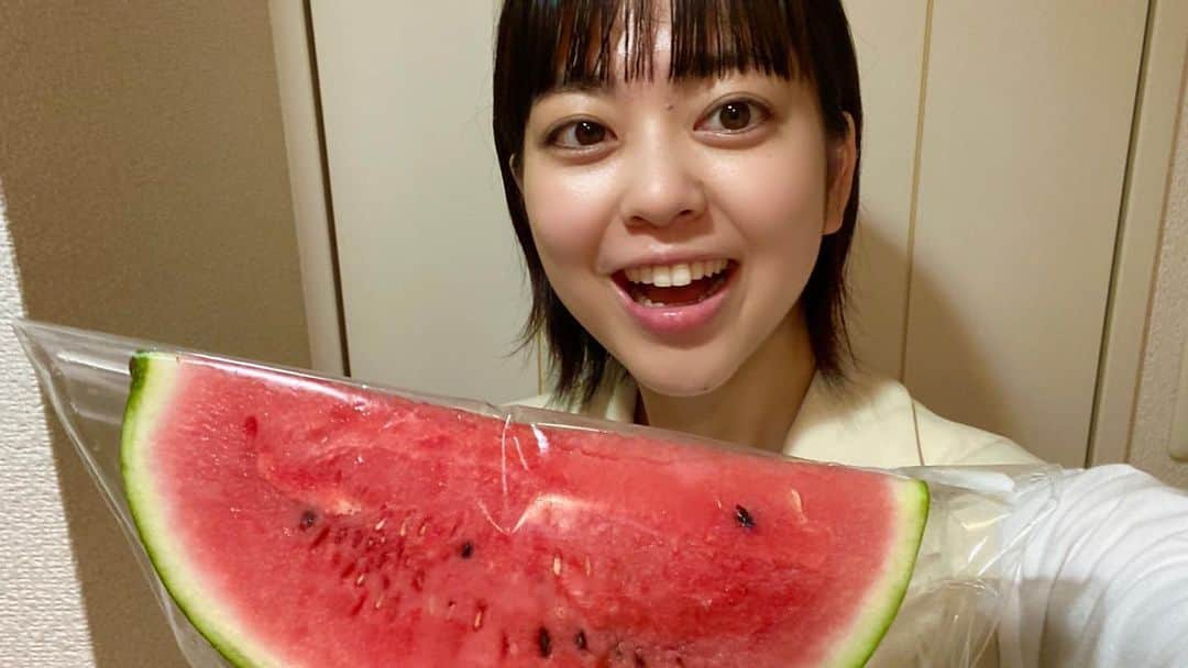 フジテレビアナウンサーさんのインスタグラム写真 - (フジテレビアナウンサーInstagram)「杉原千尋です🐶  夏といえばスイカ！私の大好物🍉 夏休みスイカ割り、種飛ばし大会など 小さい頃やってたのを思い出します！  今回、いつも捨てていた皮を使って サラダを作ってみました〜🍴 今まで捨ててたことを後悔するくらい 本当に美味しくて簡単に出来ました！  是非参考にしてみてください👀💕  #フジテレビアナウンサー #杉原千尋 #スイカの皮でエスニックサラダを作ろう #夏に食べたい #スイカ#大好き #楽しくアクションSDGs #体感サステナWAVE #22時54分から」8月2日 12時16分 - fujitv_announcer